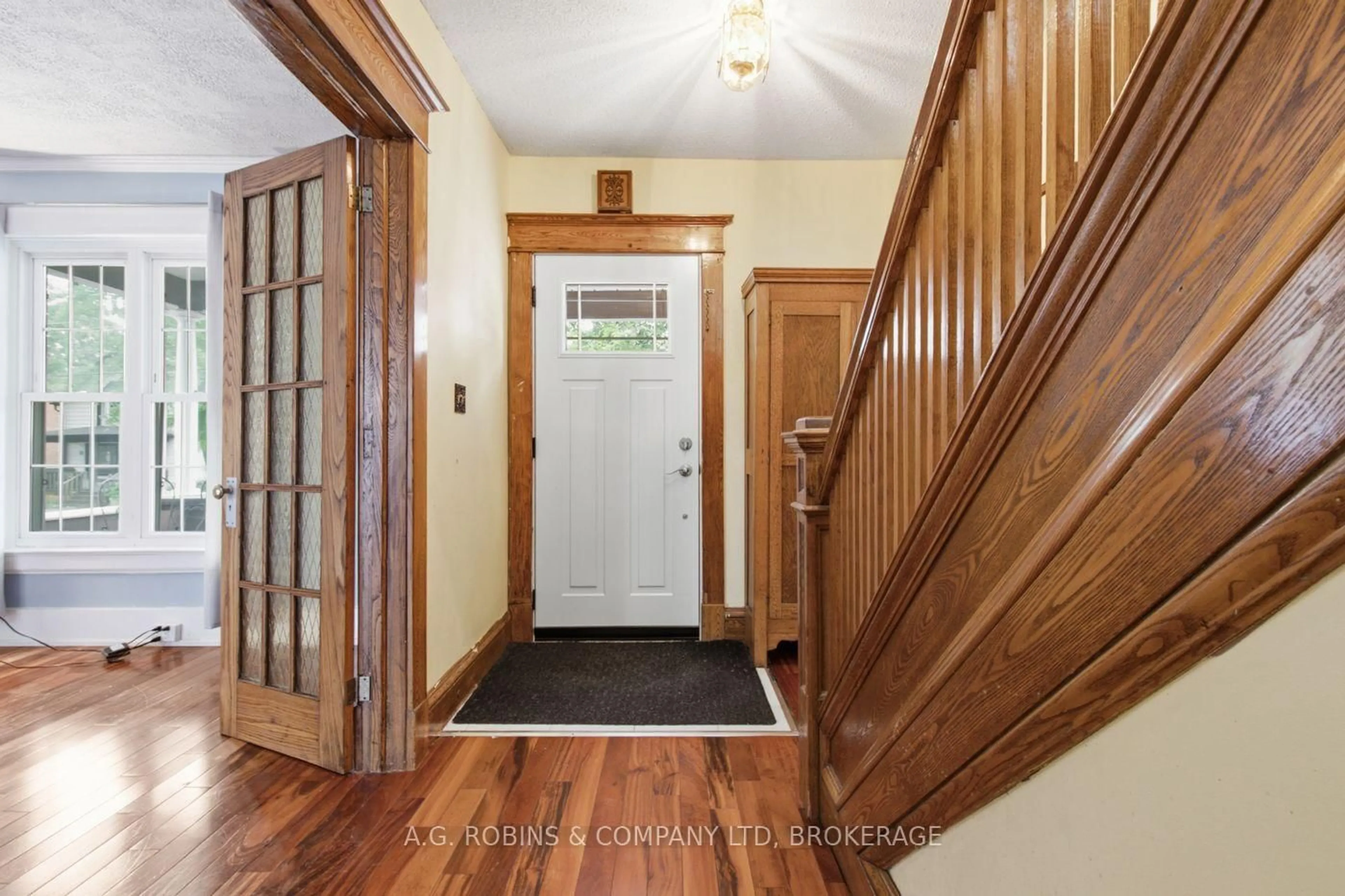 Indoor entryway for 6345 Barker St, Niagara Falls Ontario L2G 1Y6