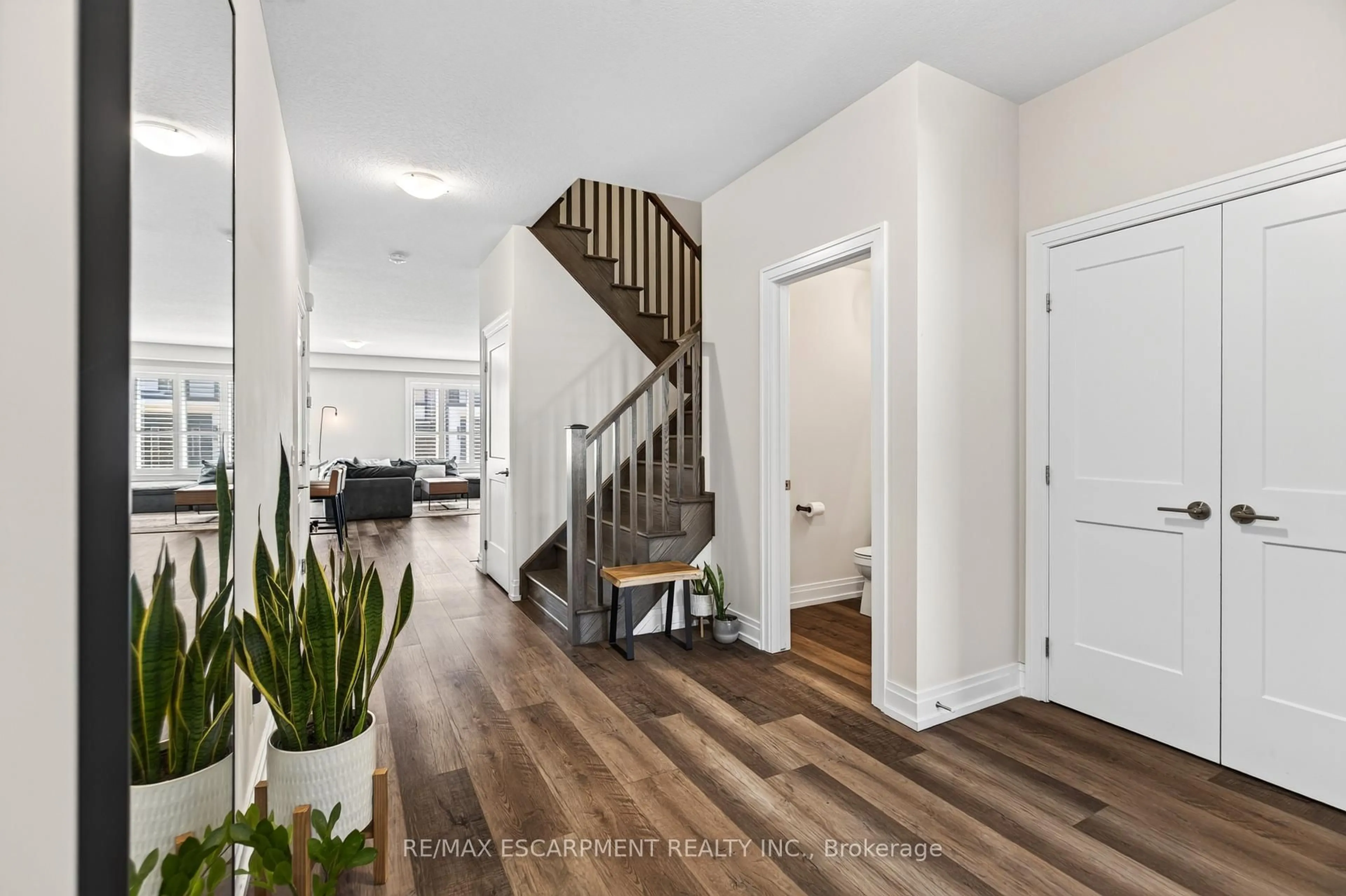 Indoor entryway for 26 Granite Ridge Tr, Hamilton Ontario L8B 1Y4