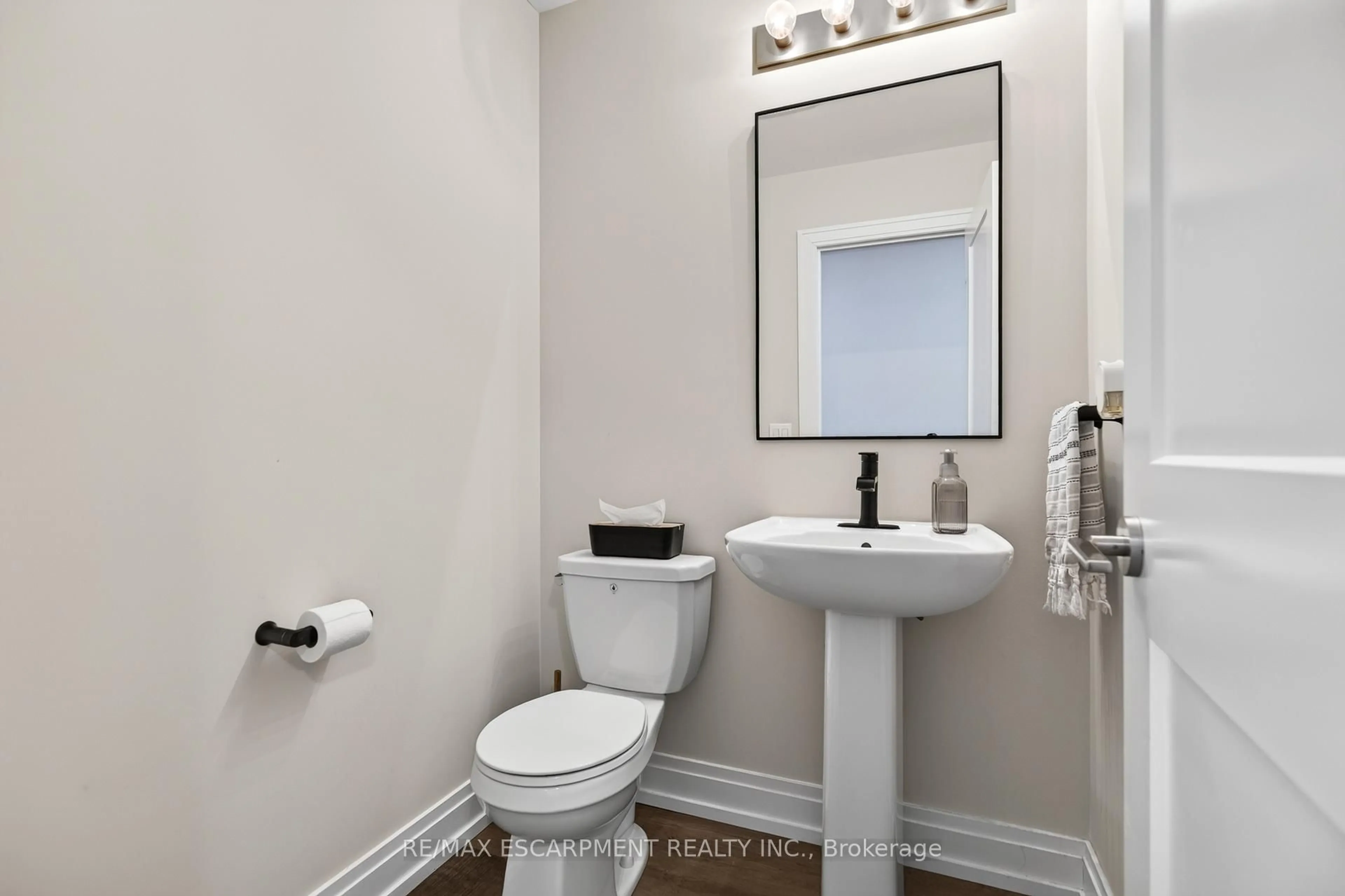 Standard bathroom, ceramic/tile floor for 26 Granite Ridge Tr, Hamilton Ontario L8B 1Y4