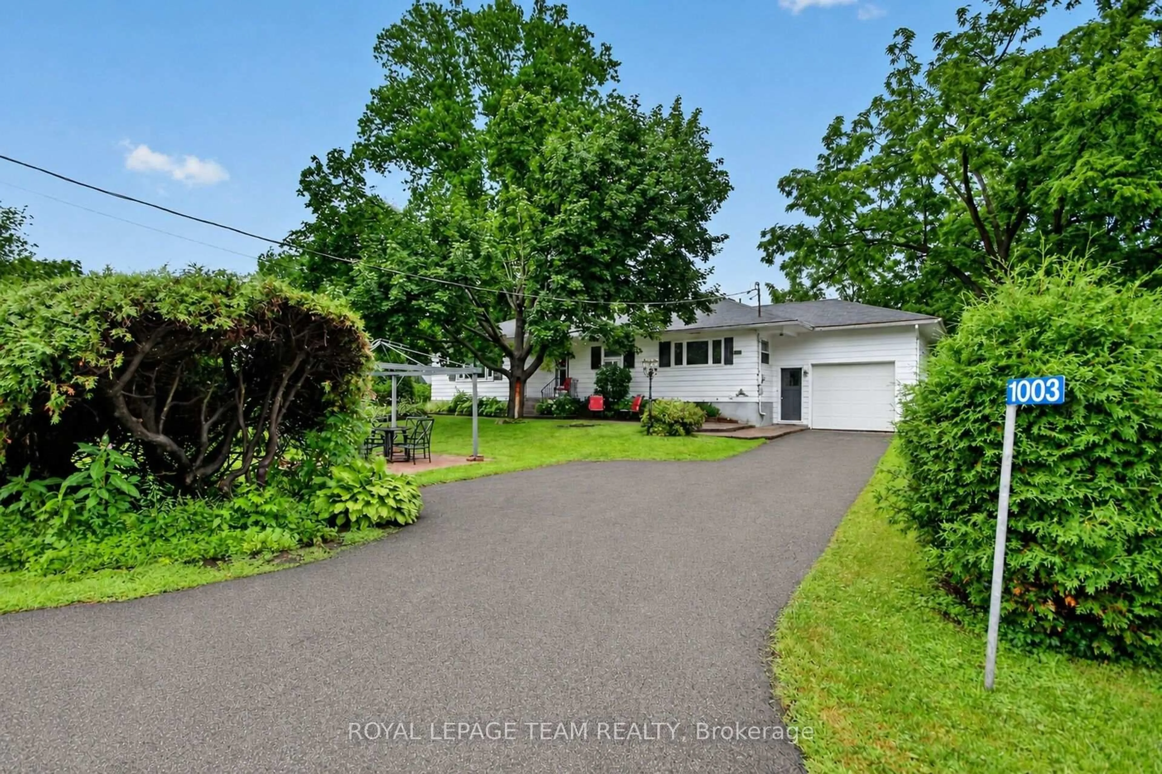 A pic from outside/outdoor area/front of a property/back of a property/a pic from drone, street for 1003 St. Peter St, Ottawa Ontario K4C 1A4