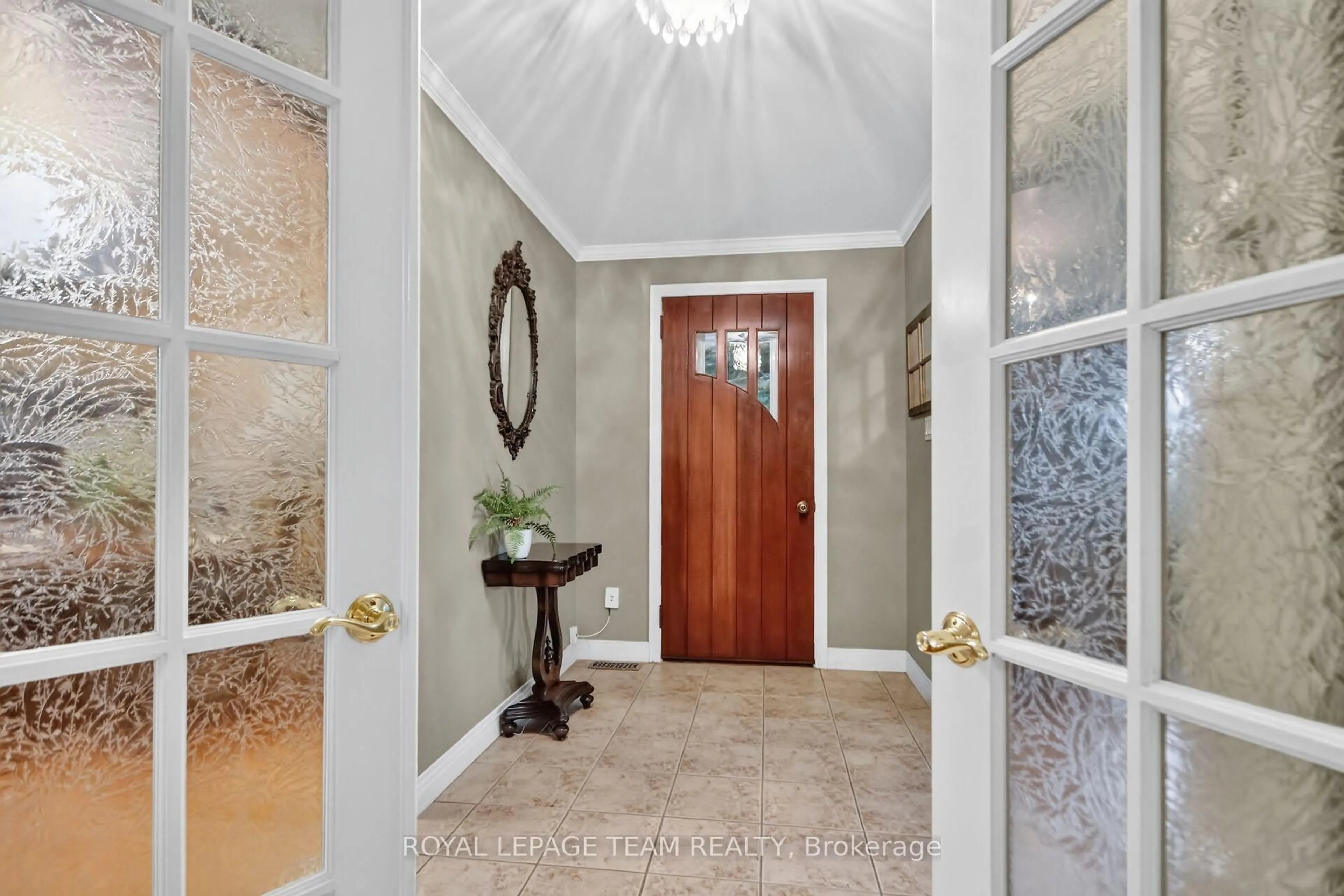 Indoor entryway for 1003 St. Peter St, Ottawa Ontario K4C 1A4