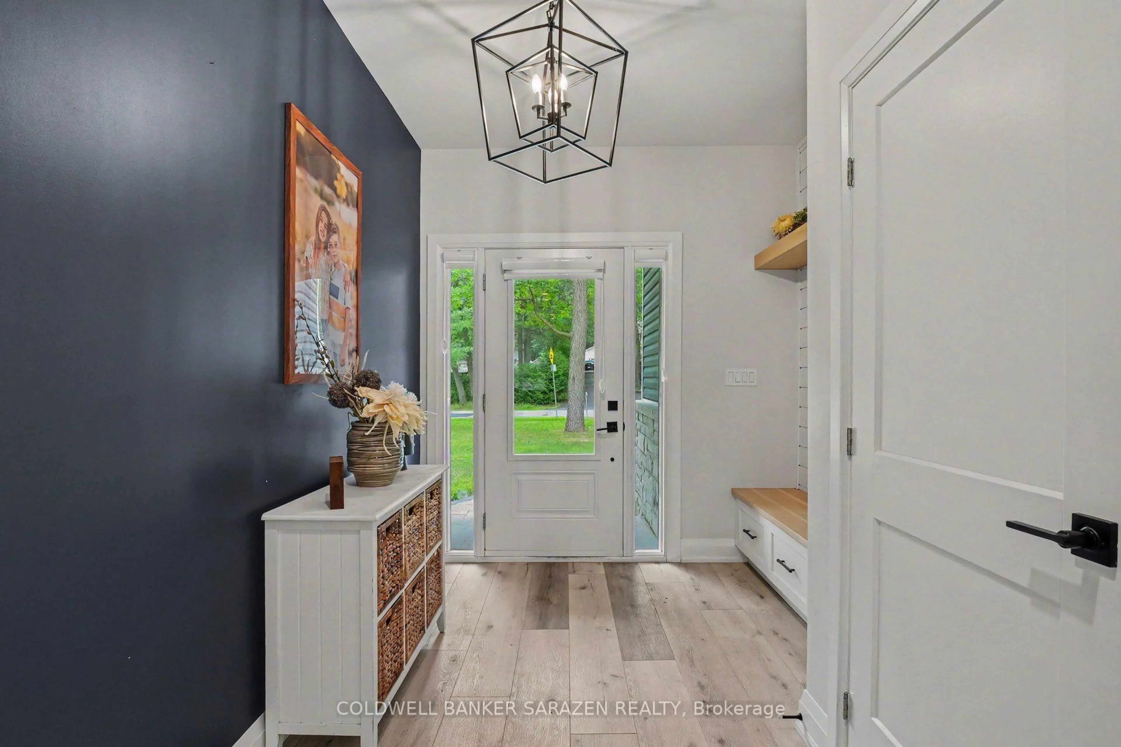 Indoor entryway for 1046 Bayview Dr, Ottawa Ontario K0A 3M0
