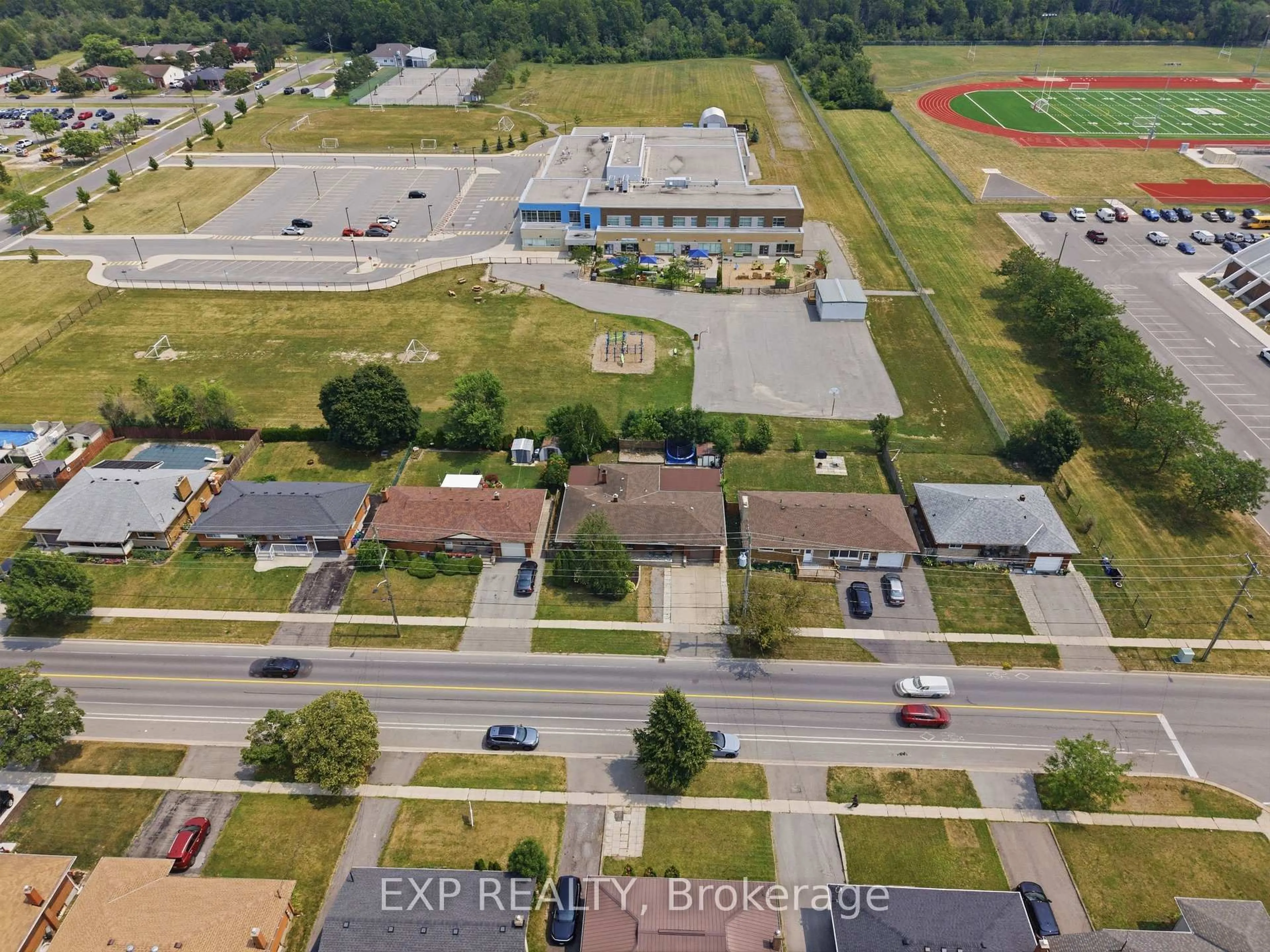 A pic from outside/outdoor area/front of a property/back of a property/a pic from drone, street for 134 Wellington St, Welland Ontario L3B 1B3