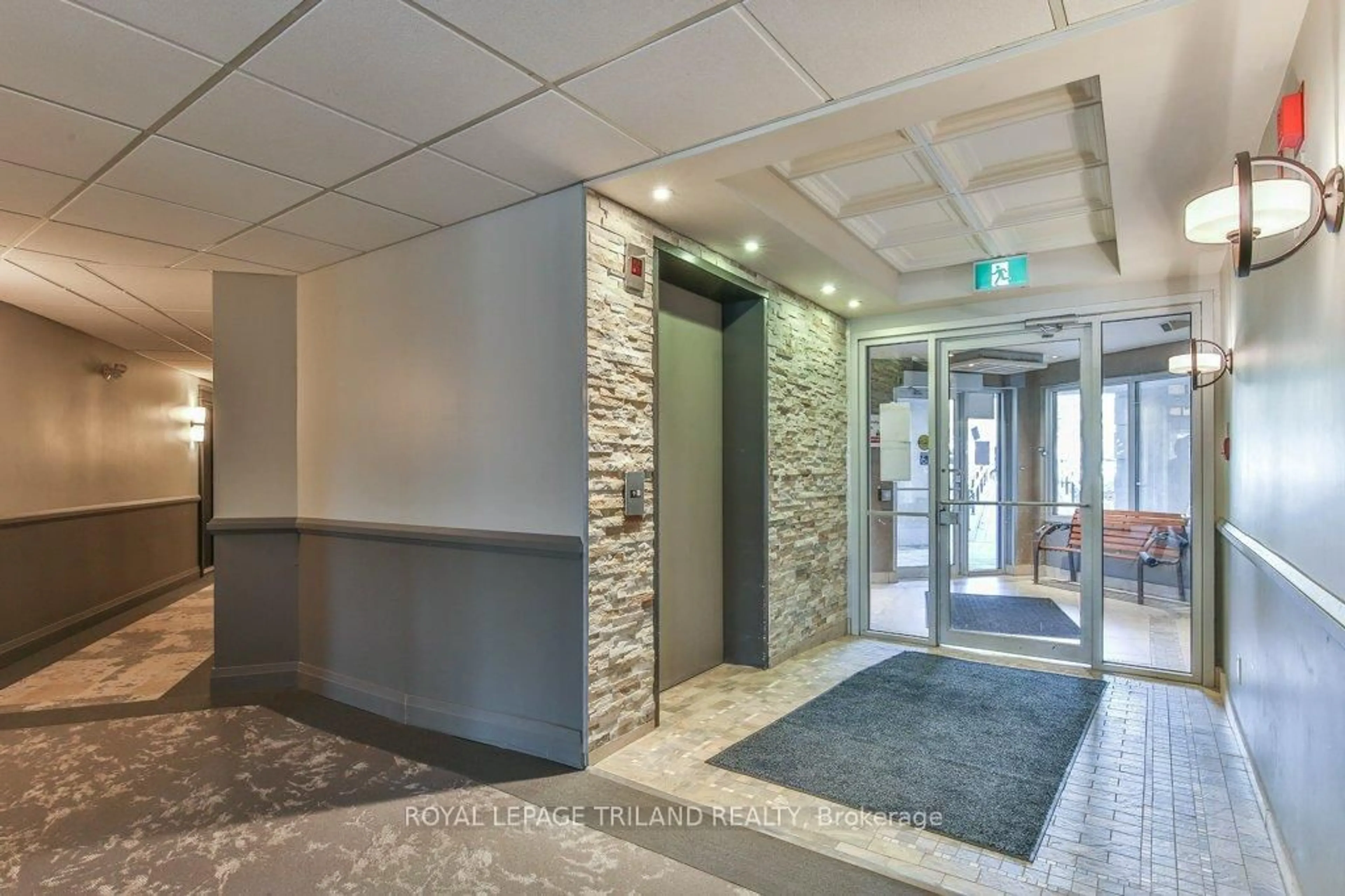 Indoor foyer for 5 JACKSWAY Cres #104, London North Ontario N5X 3T6