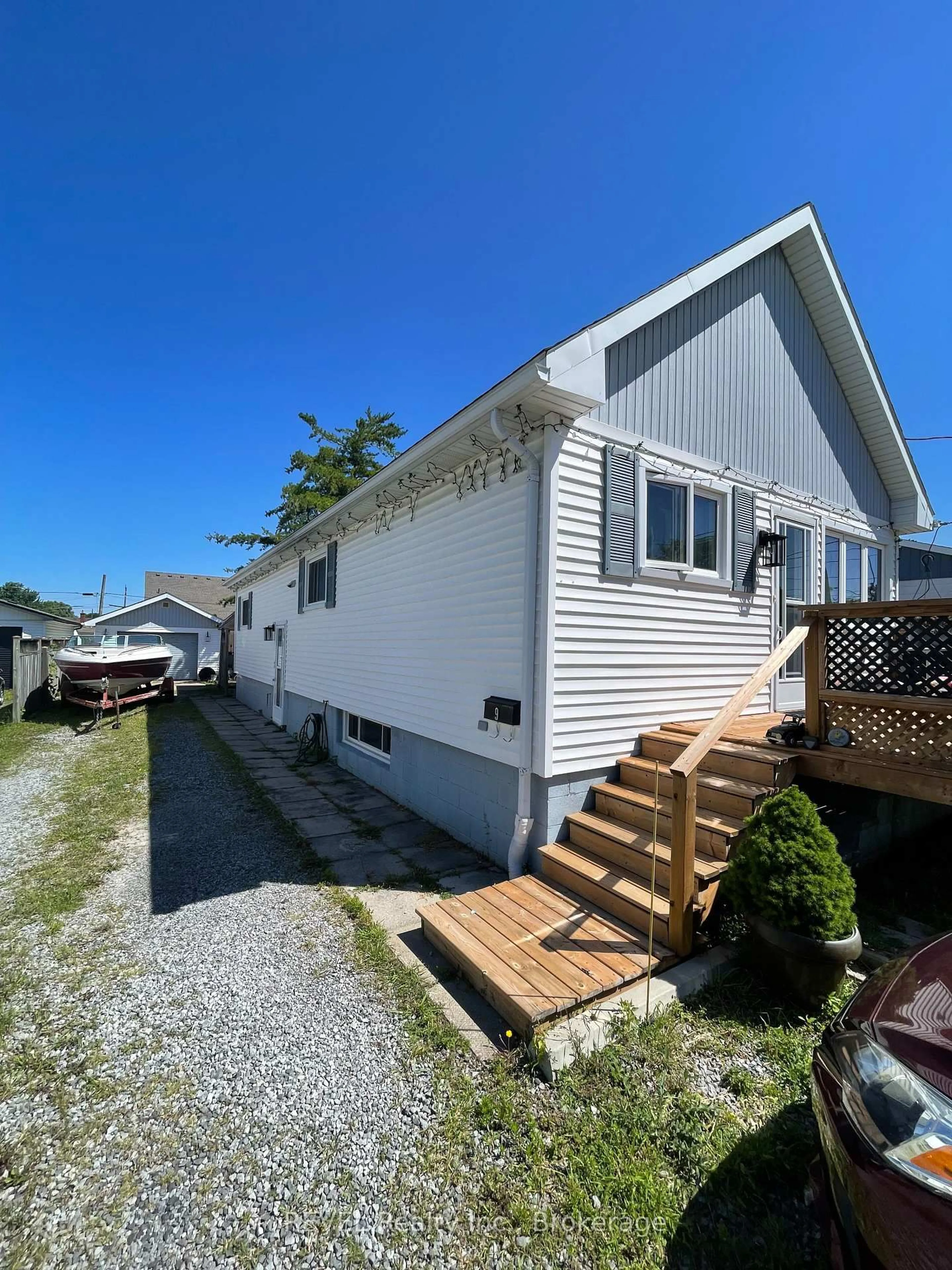 A pic from outside/outdoor area/front of a property/back of a property/a pic from drone, street for 9 Cambridge Ave, St. Catharines Ontario L2P 1W6