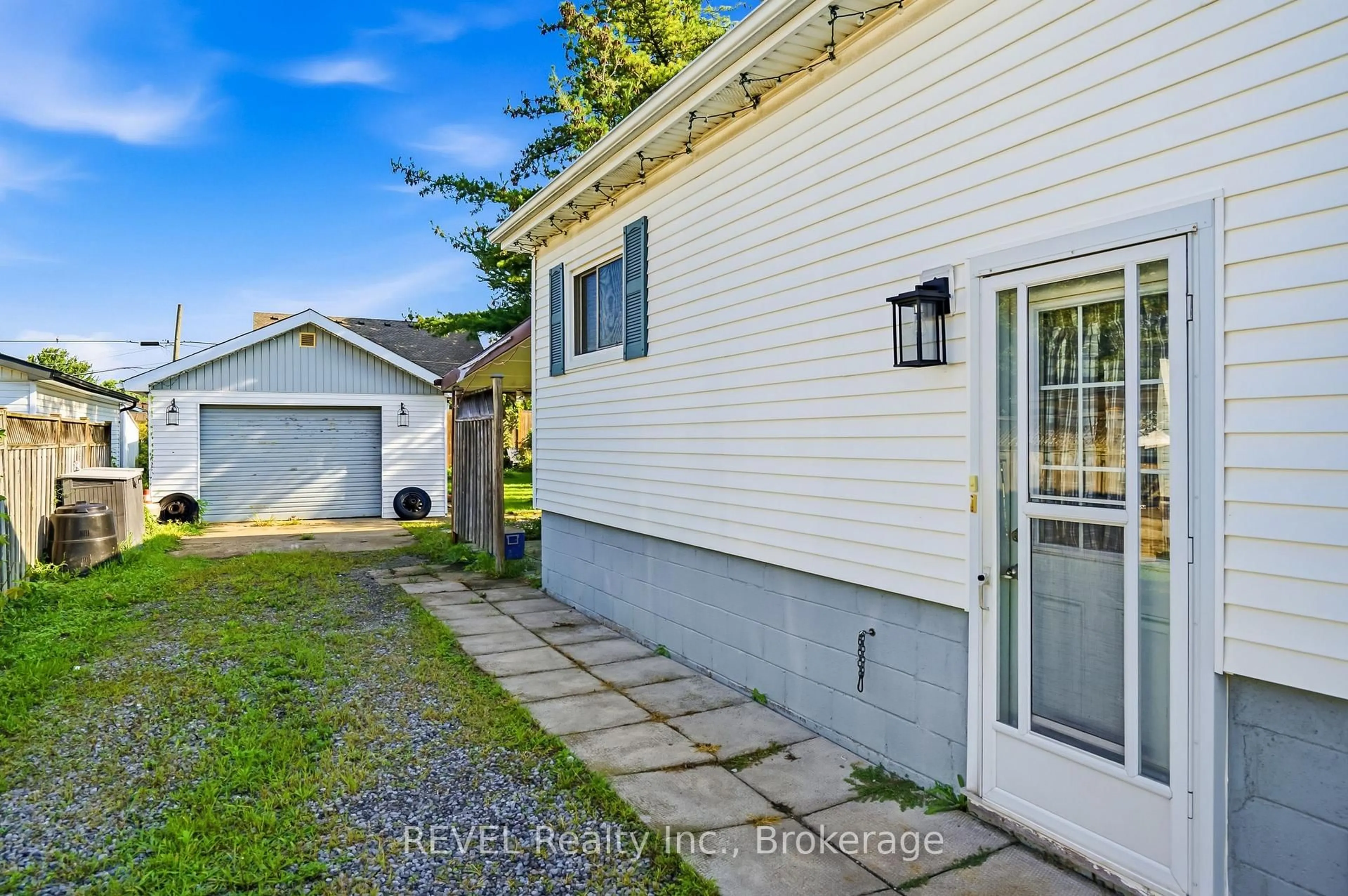 Unknown for 9 Cambridge Ave, St. Catharines Ontario L2P 1W6