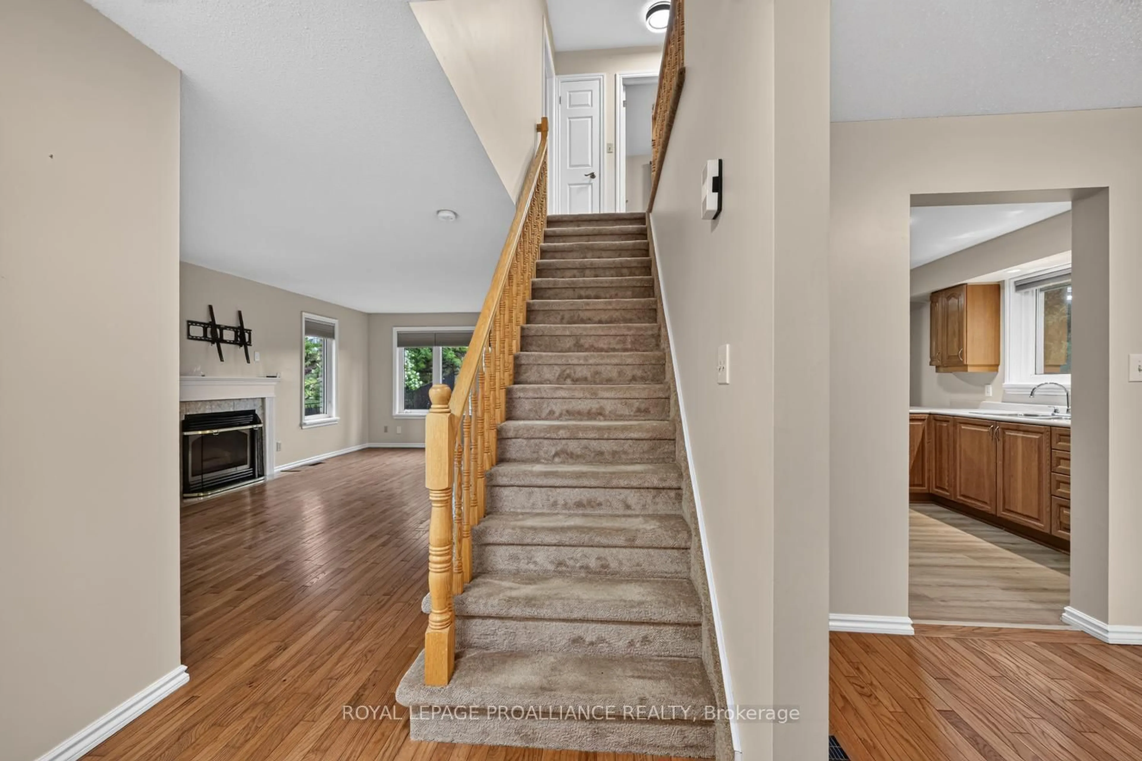 Indoor foyer for 388 Brock St, Brockville Ontario K6V 7A1