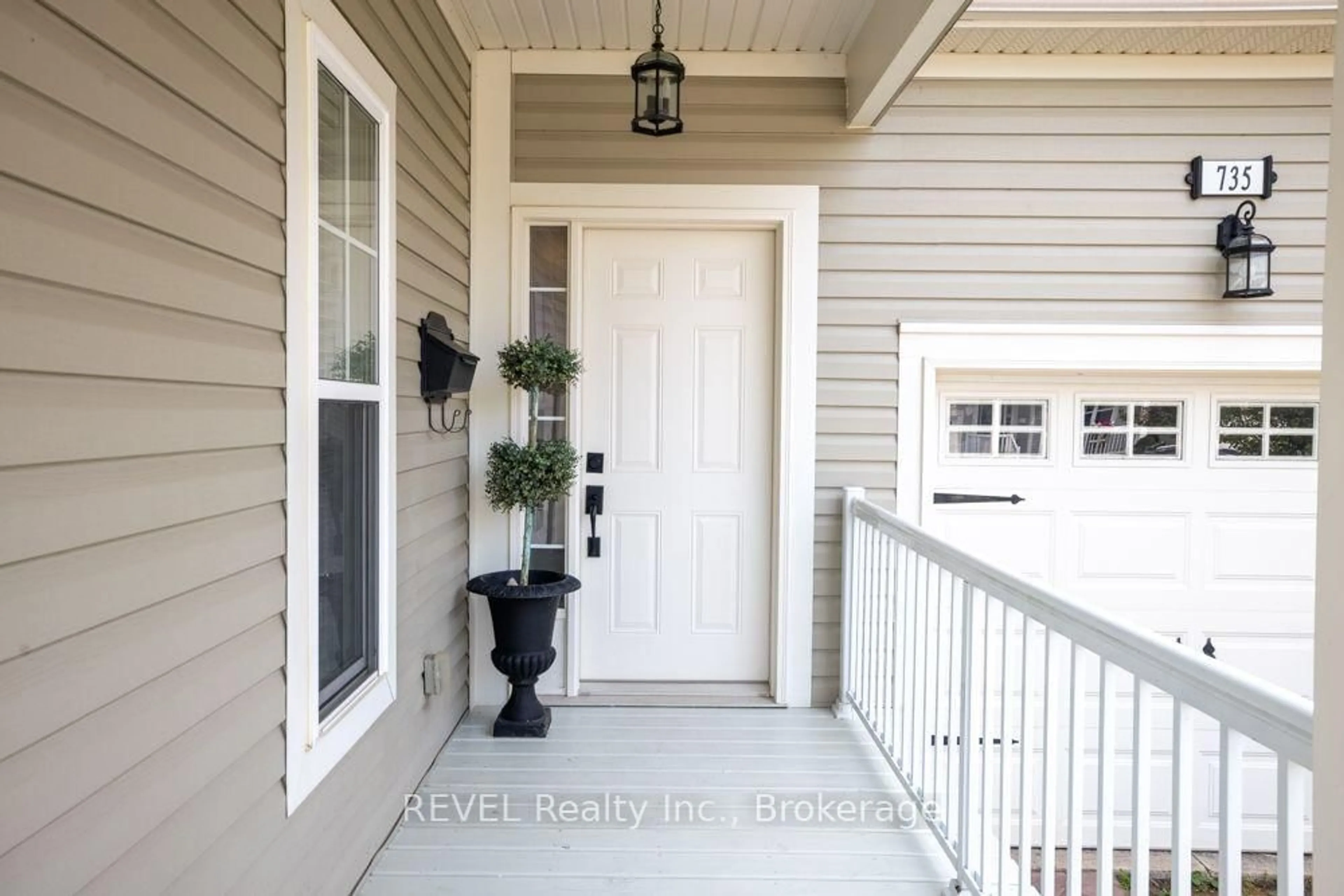 Indoor entryway for 735 Celebration Dr, Fort Erie Ontario L2A 6V8