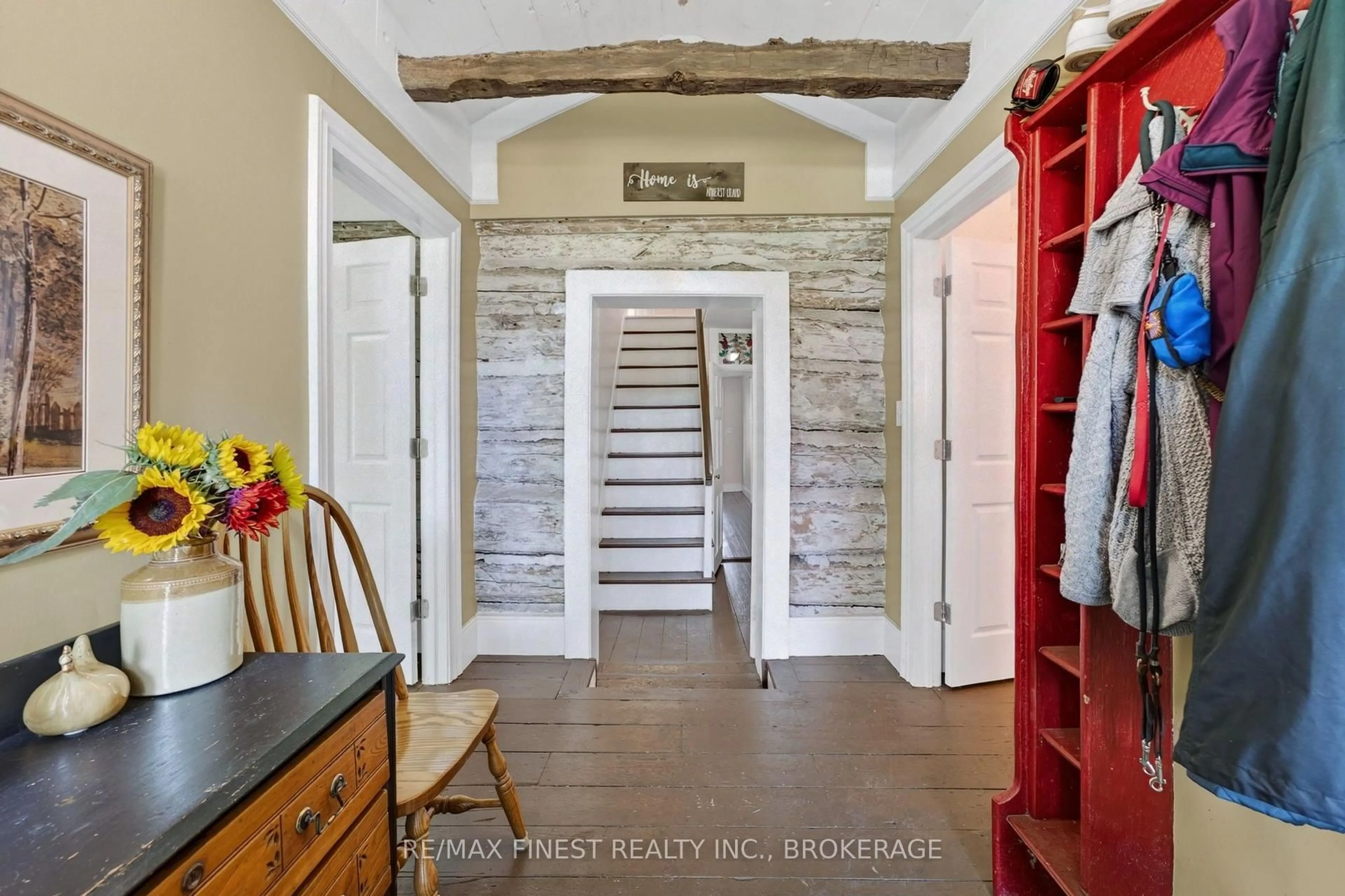 Indoor entryway for 14005 FRONT Rd, Stella Ontario K0H 2S0