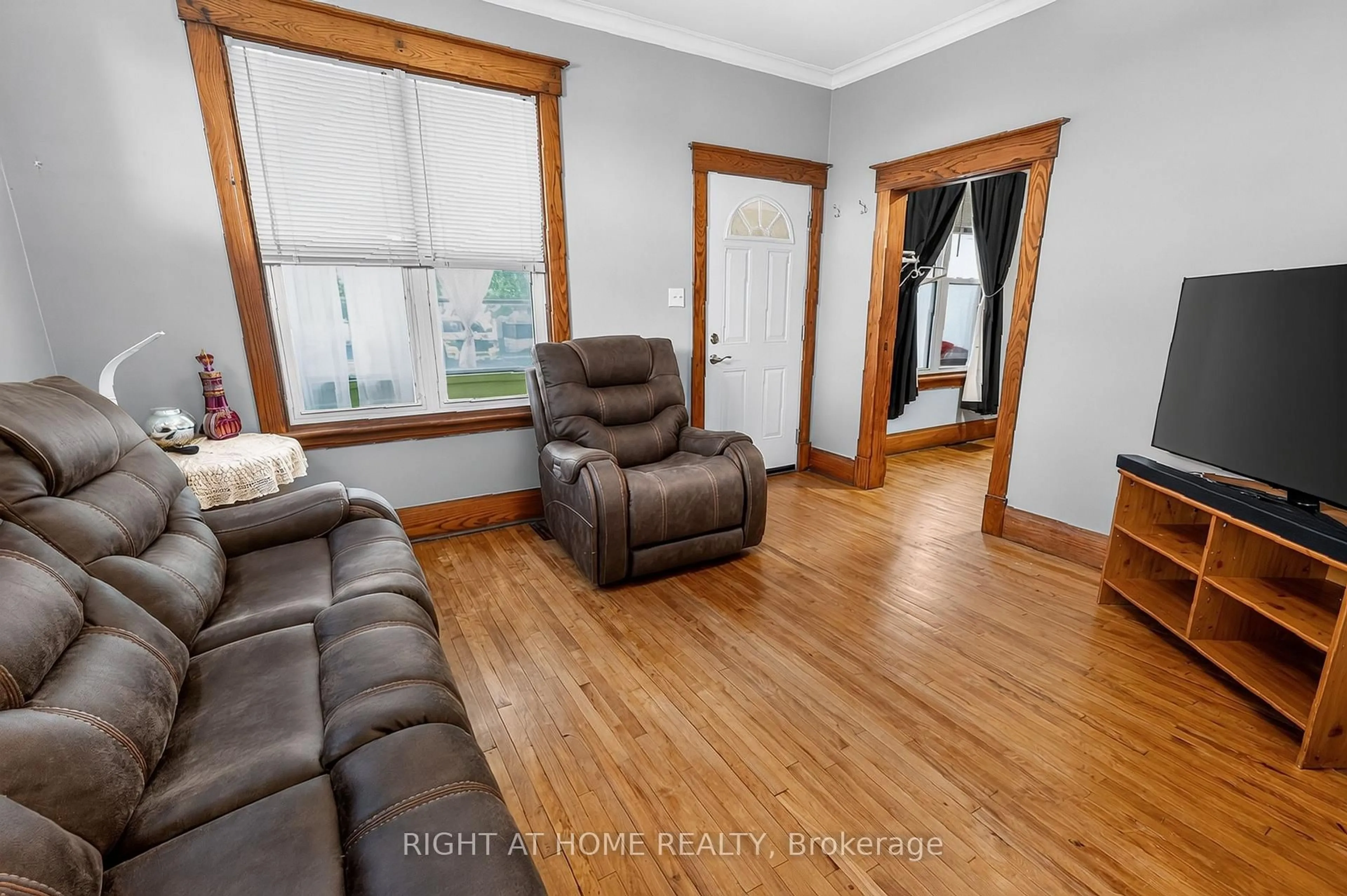 Living room with furniture, wood/laminate floor for 72 Maple St, St. Thomas Ontario N5R 1Z1