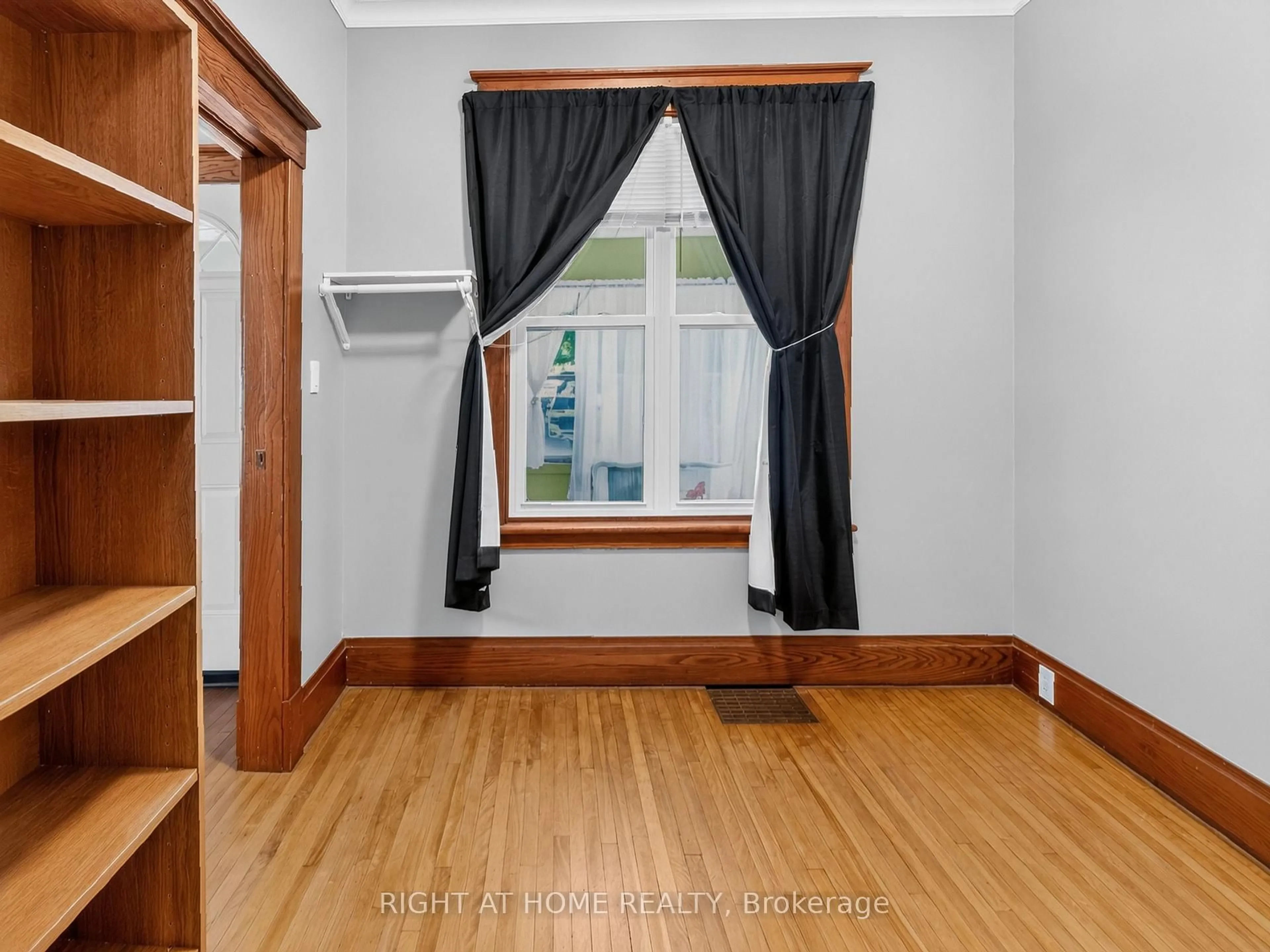 Unknown for 72 Maple St, St. Thomas Ontario N5R 1Z1