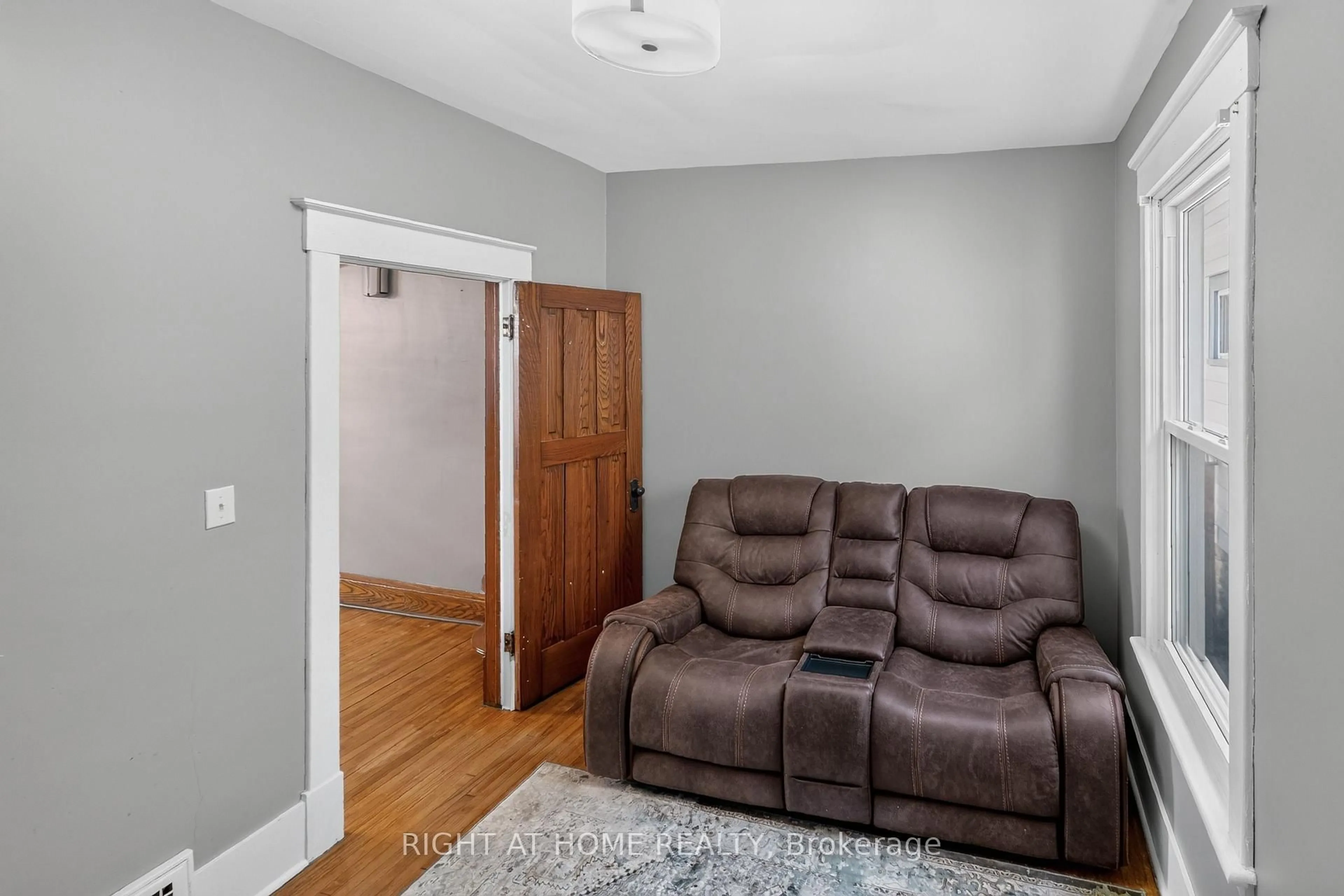 Living room with furniture, unknown for 72 Maple St, St. Thomas Ontario N5R 1Z1