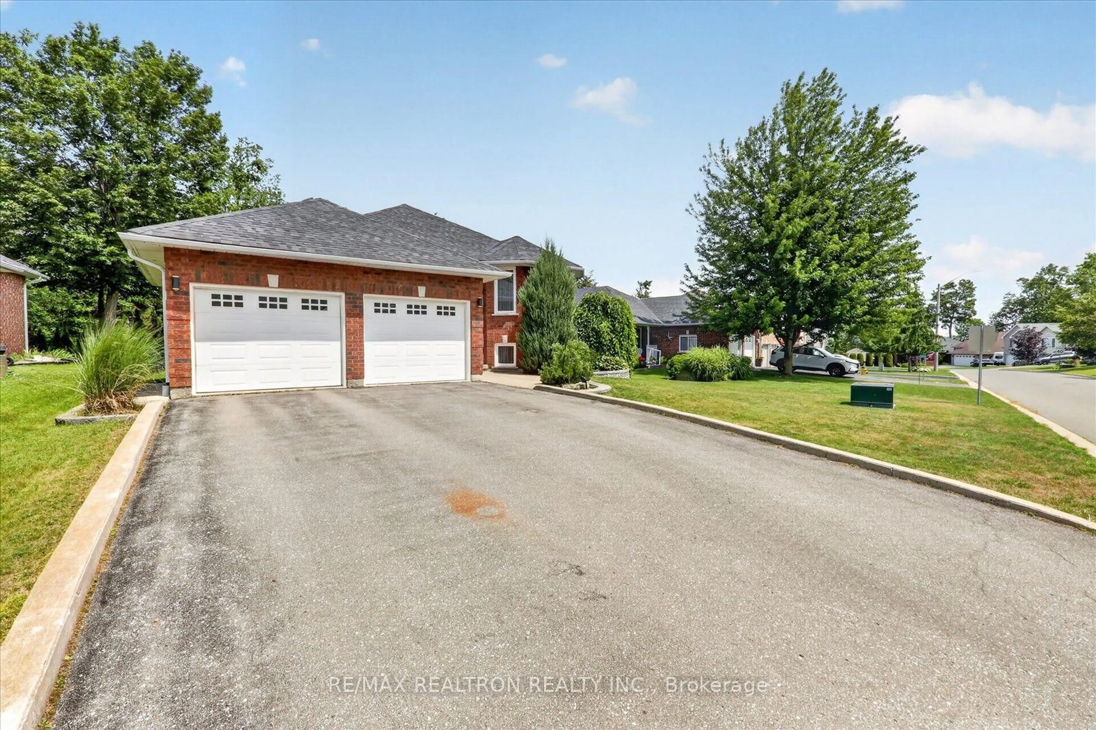 A pic from outside/outdoor area/front of a property/back of a property/a pic from drone, street for 295 Woodward Ave, Selwyn Ontario K9L 1K2