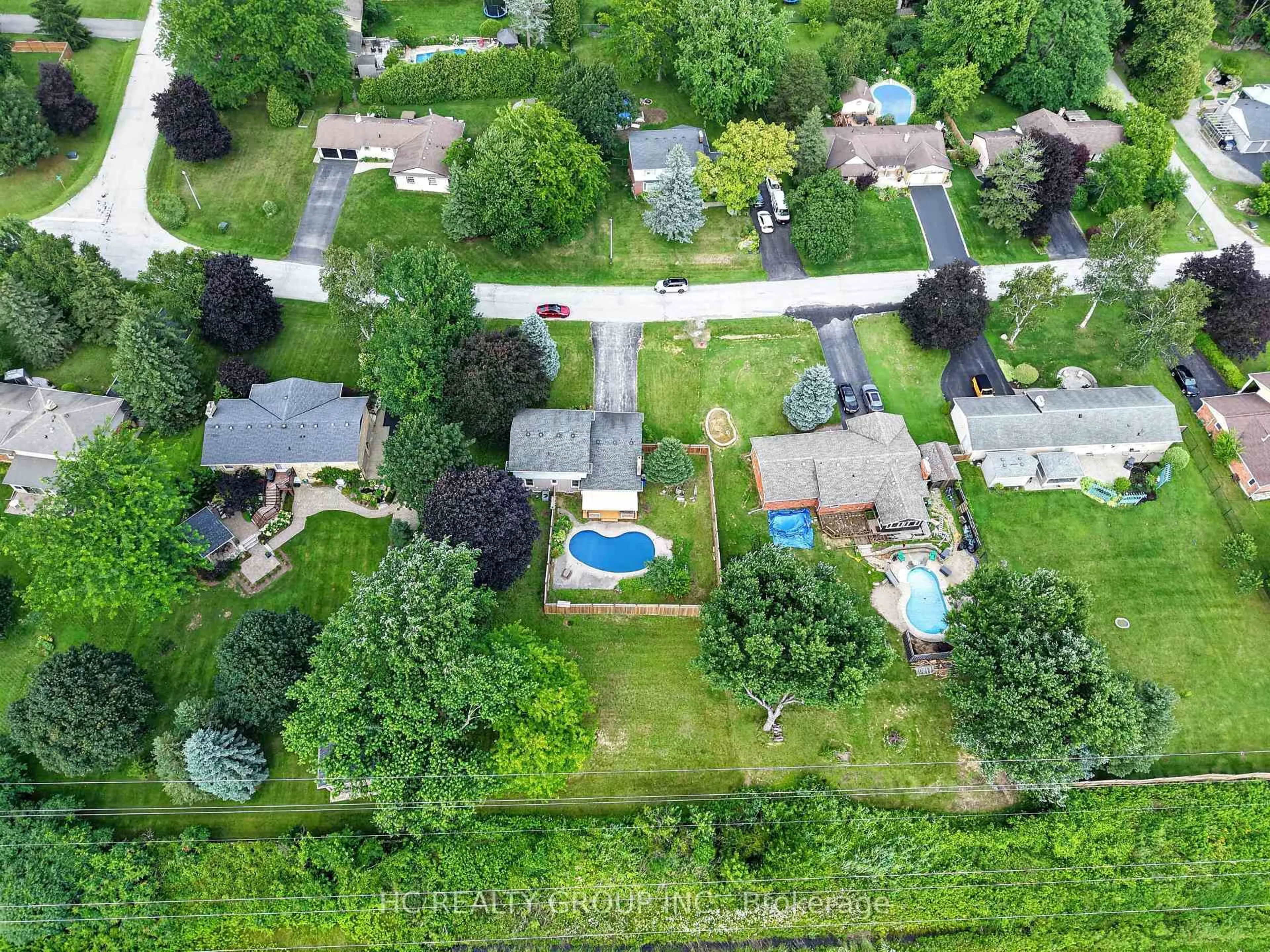 A pic from outside/outdoor area/front of a property/back of a property/a pic from drone, street for 22 Fireside Dr, Hamilton Ontario L8N 2Z7