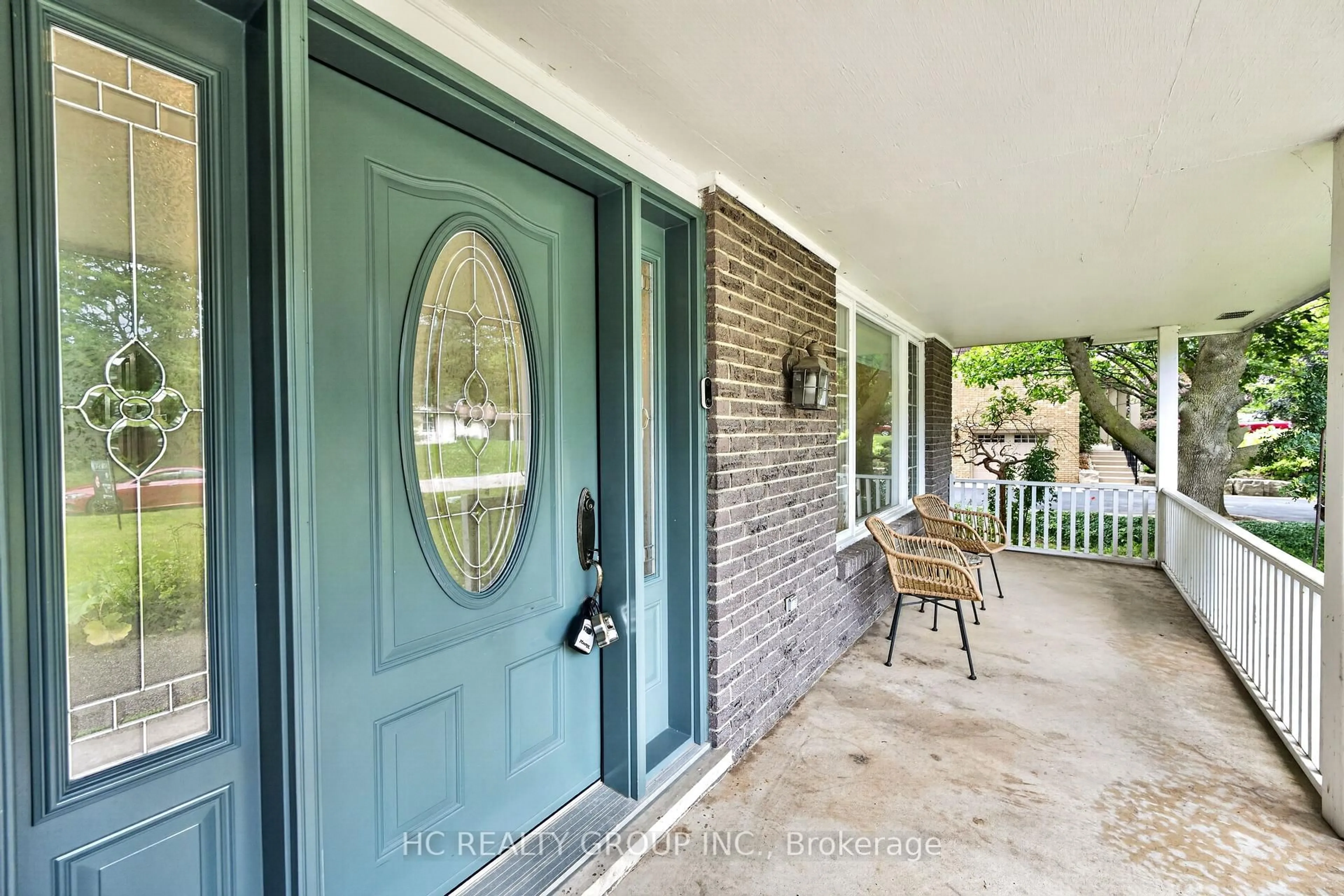 Indoor entryway for 22 Fireside Dr, Hamilton Ontario L8N 2Z7