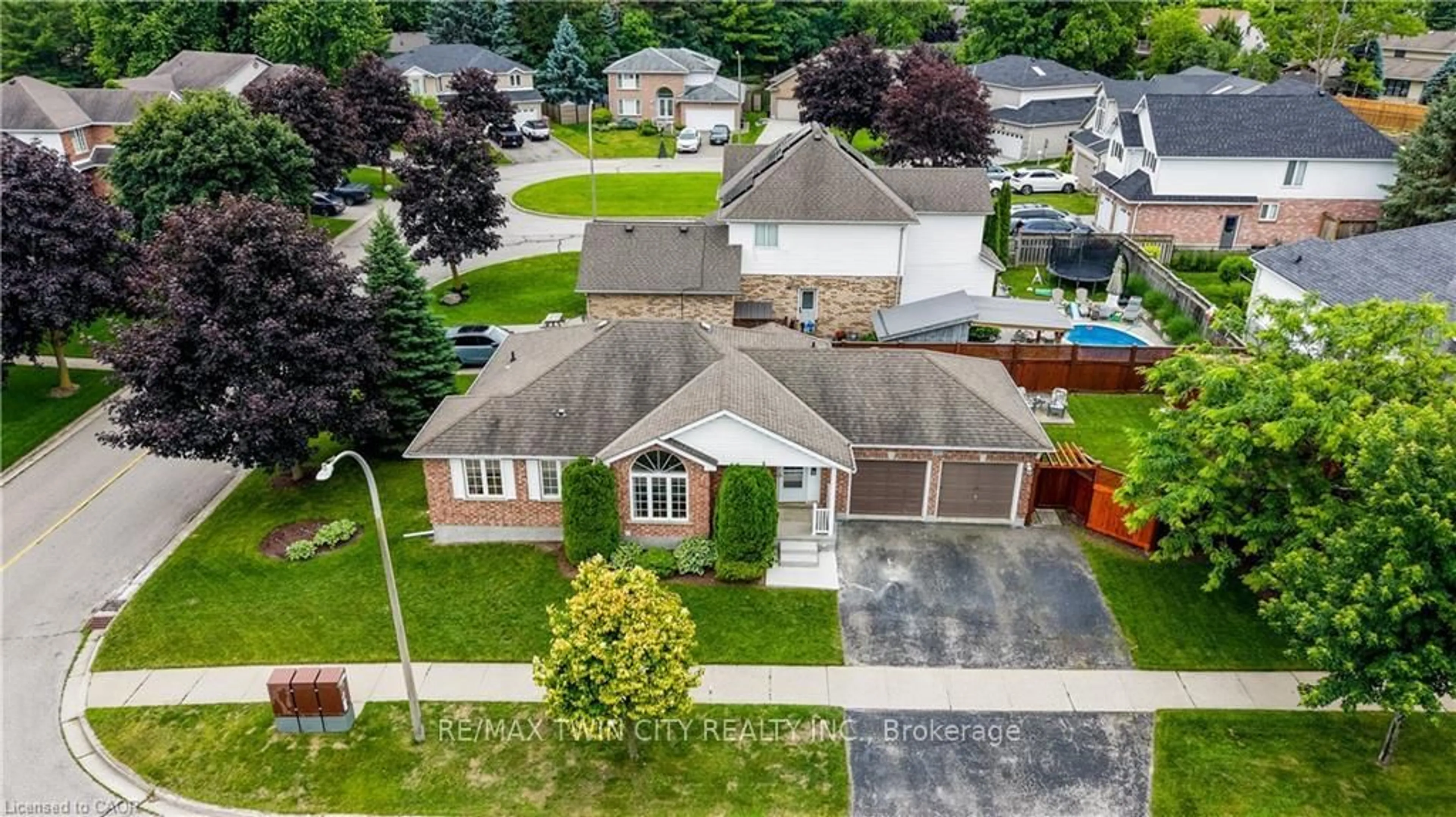 A pic from outside/outdoor area/front of a property/back of a property/a pic from drone, street for 27 CHANDOS Dr, Kitchener Ontario N2A 3C2