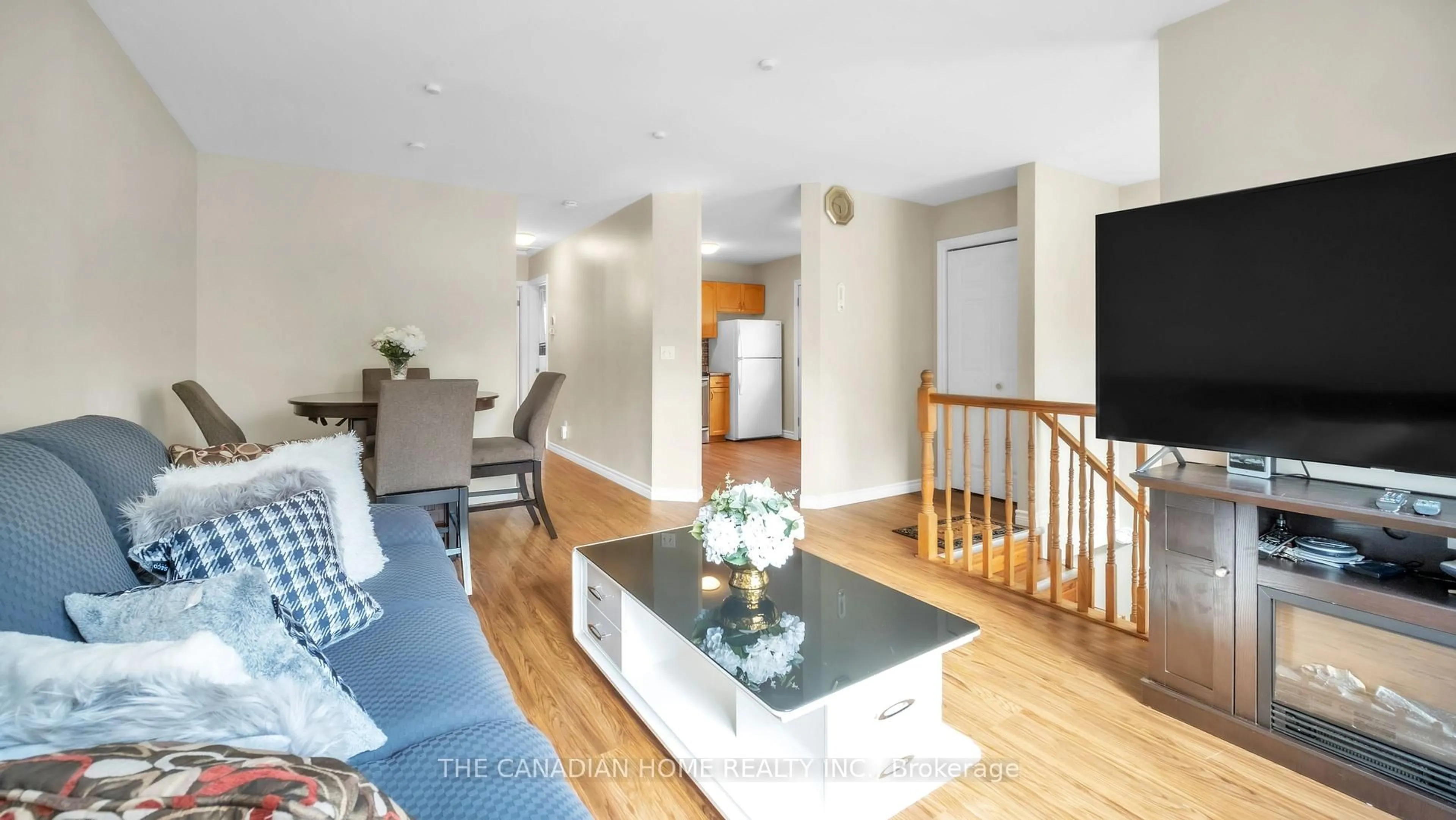 Living room with furniture, wood/laminate floor for 45 Oak St, Belleville Ontario K8N 5Y4