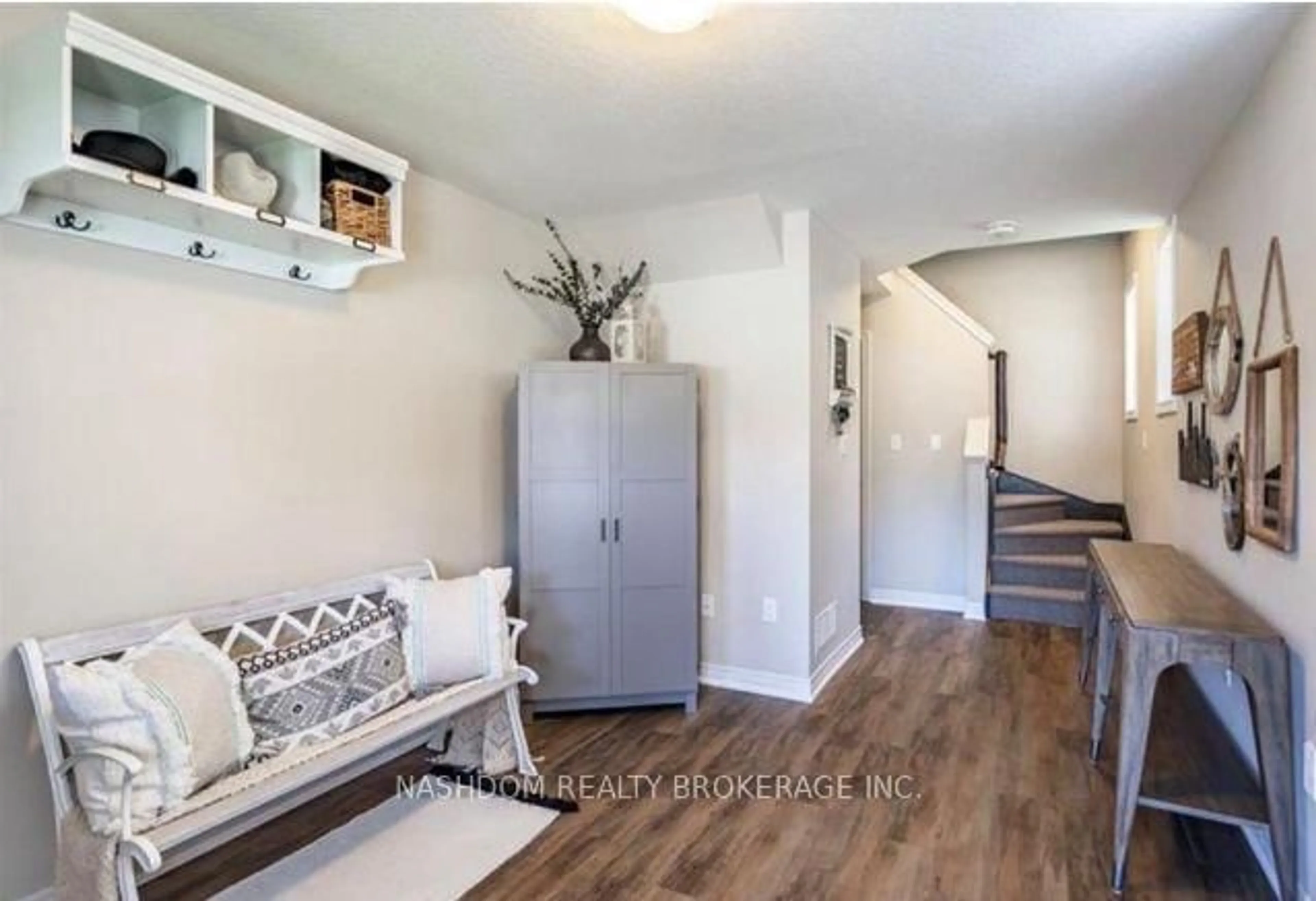 Indoor entryway for 10 Egleston Lane, Hamilton Ontario L6G 0G7