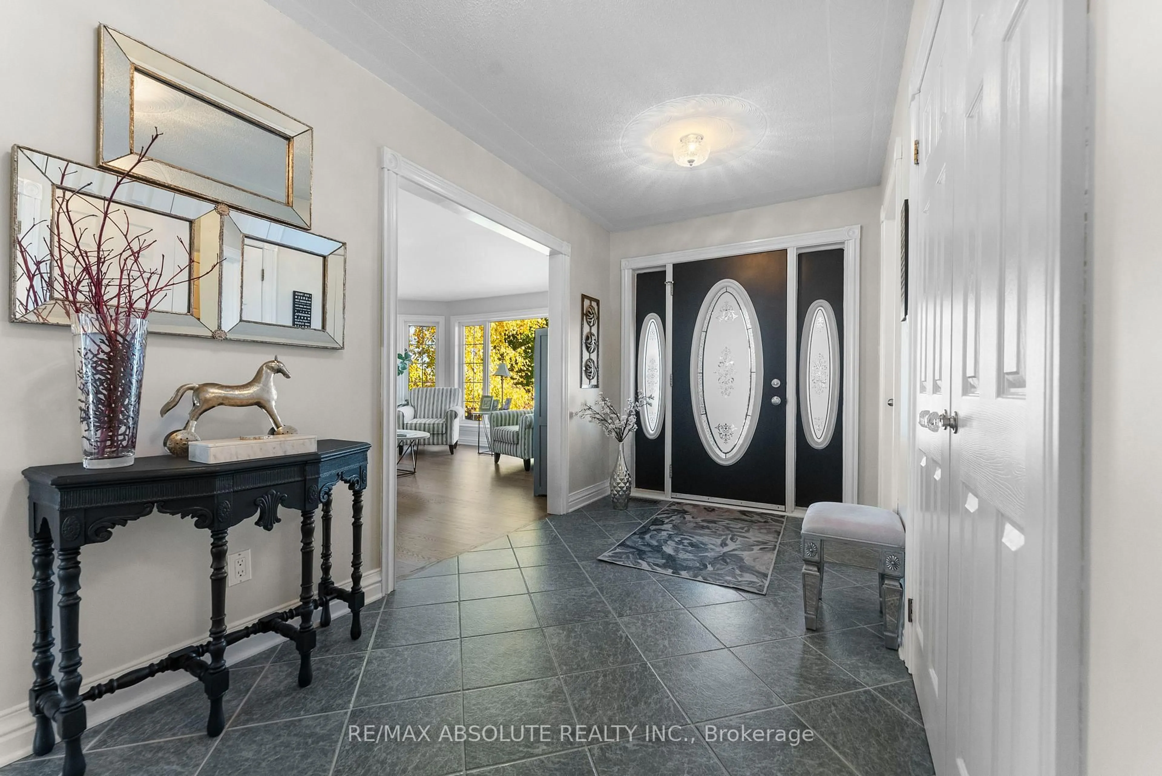 Indoor entryway for 151 Duncan Dr, Braeside Ontario K7S 0E1