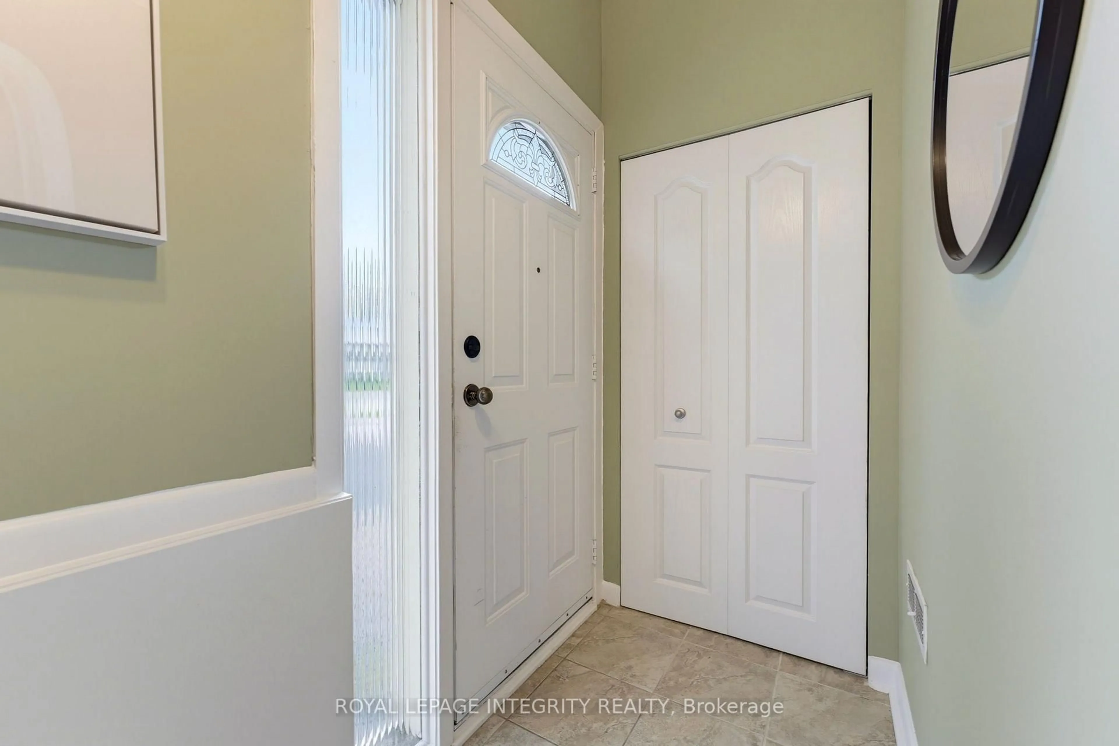 Indoor entryway for 2393 Iris St, Ottawa Ontario K2C 1C7