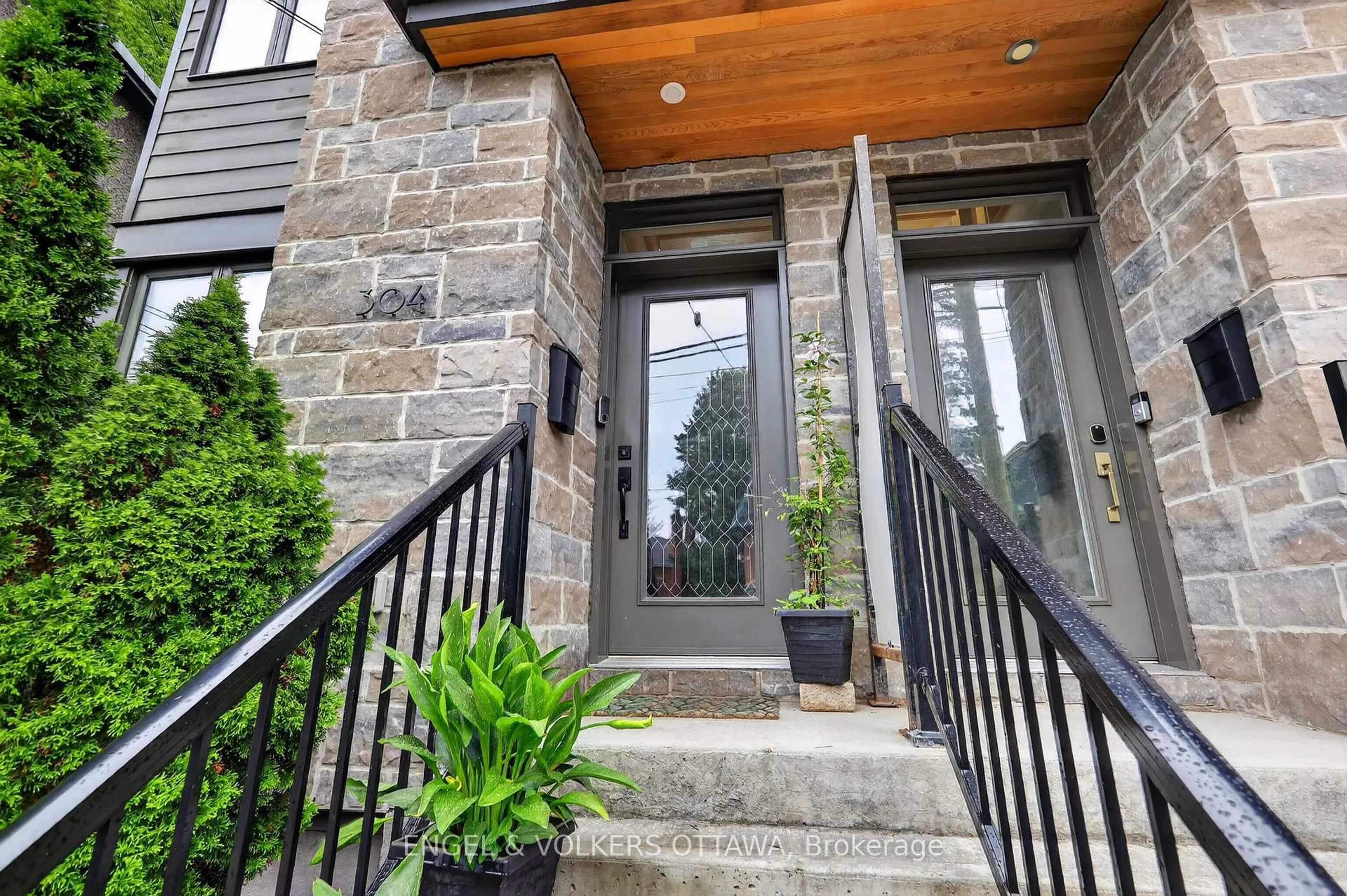 Indoor entryway for 304 Riverdale Ave, Ottawa Ontario K1S 1R5