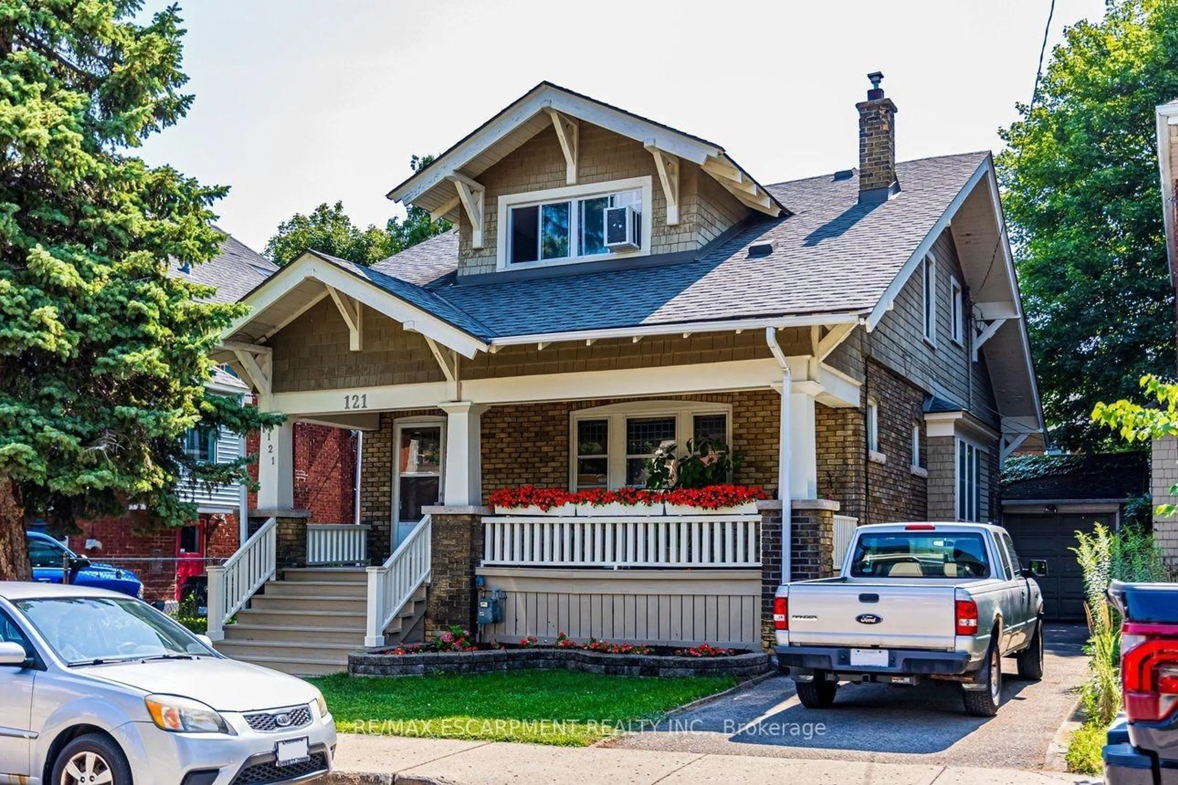 Home with vinyl exterior material, street for 121 Eastbourne Ave, Hamilton Ontario L8M 2M9