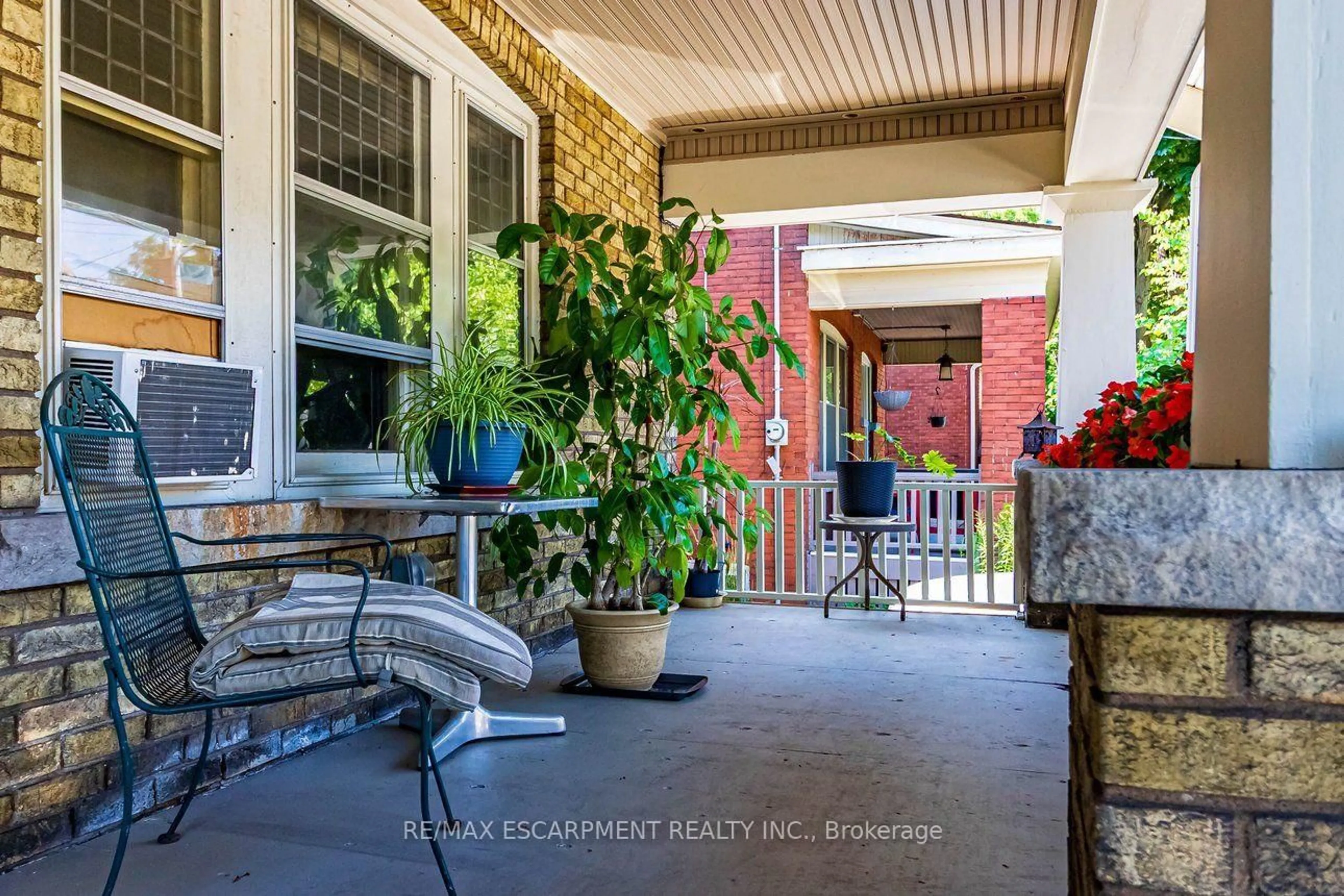 Patio, street for 121 Eastbourne Ave, Hamilton Ontario L8M 2M9