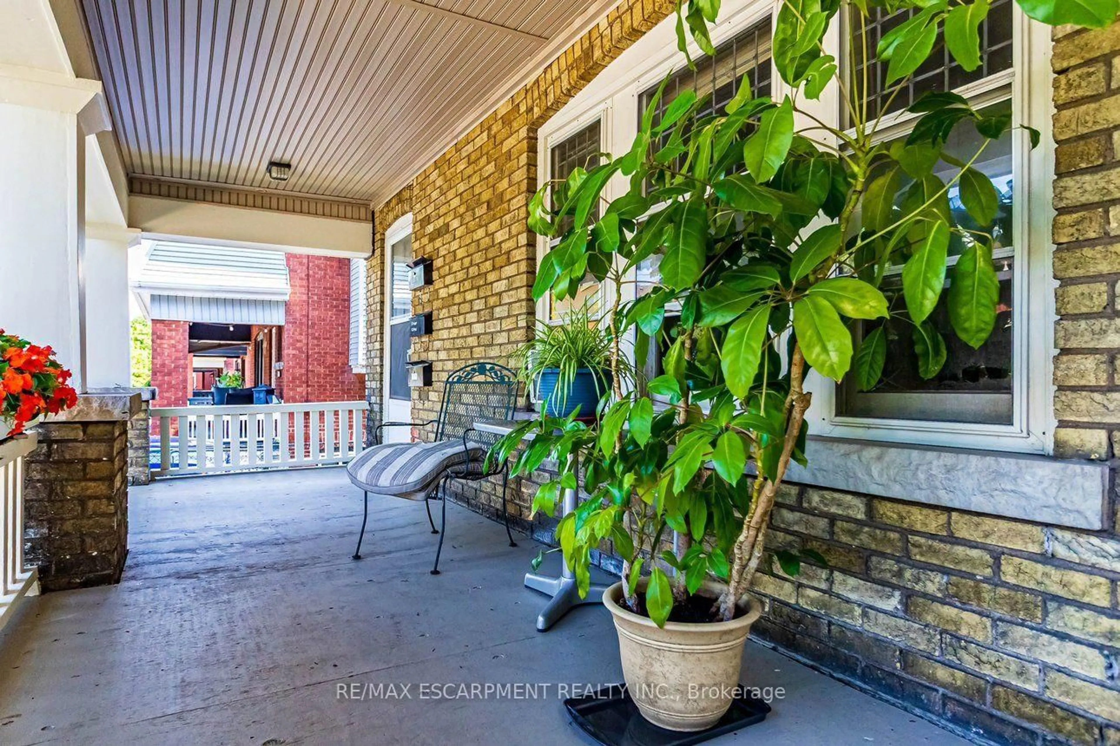 Patio, street for 121 Eastbourne Ave, Hamilton Ontario L8M 2M9