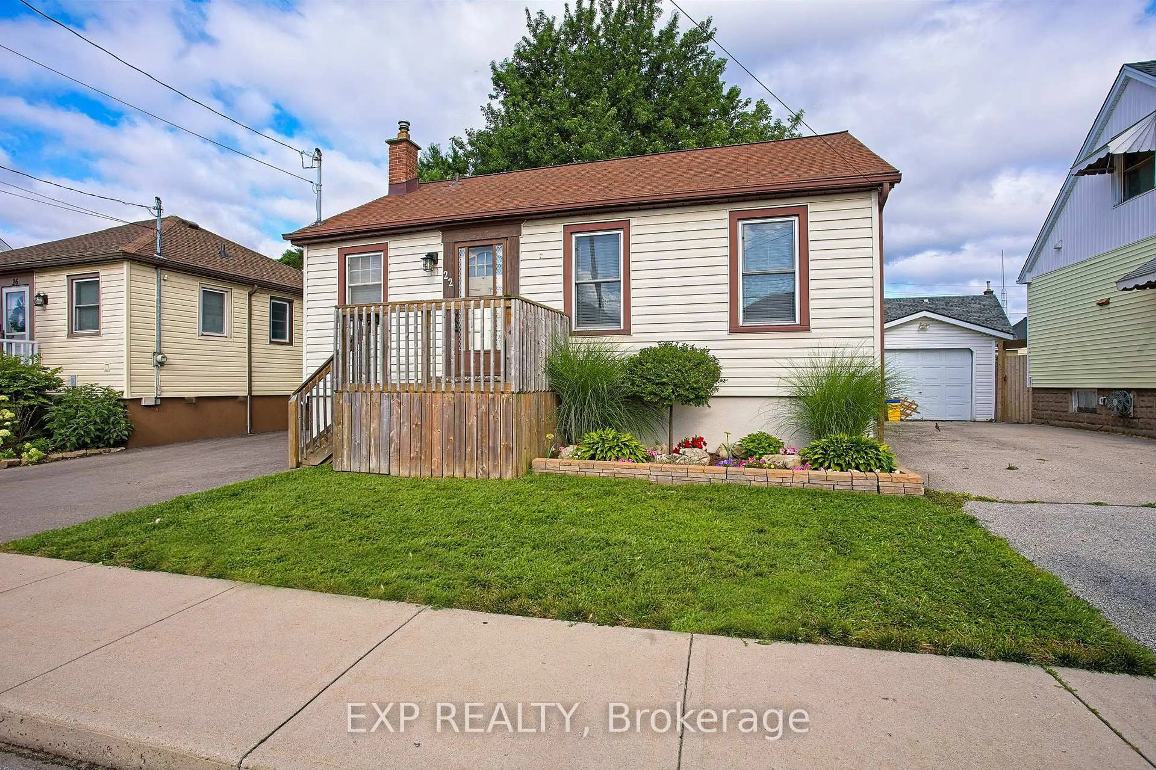 Home with vinyl exterior material, water/lake/river/ocean view for 22 East 11th St, Hamilton Ontario L9A 3T2