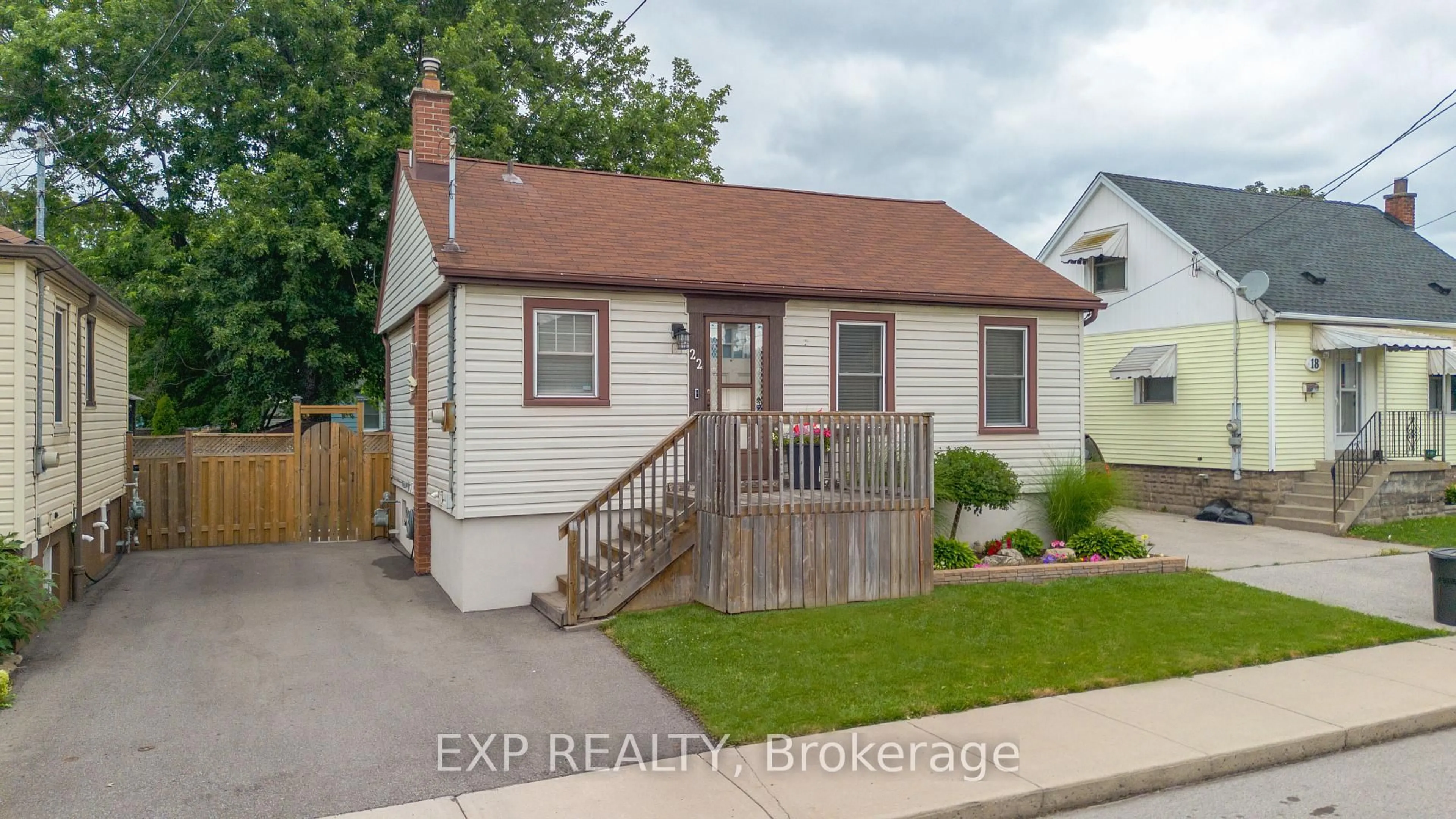 Home with vinyl exterior material, street for 22 East 11th St, Hamilton Ontario L9A 3T2
