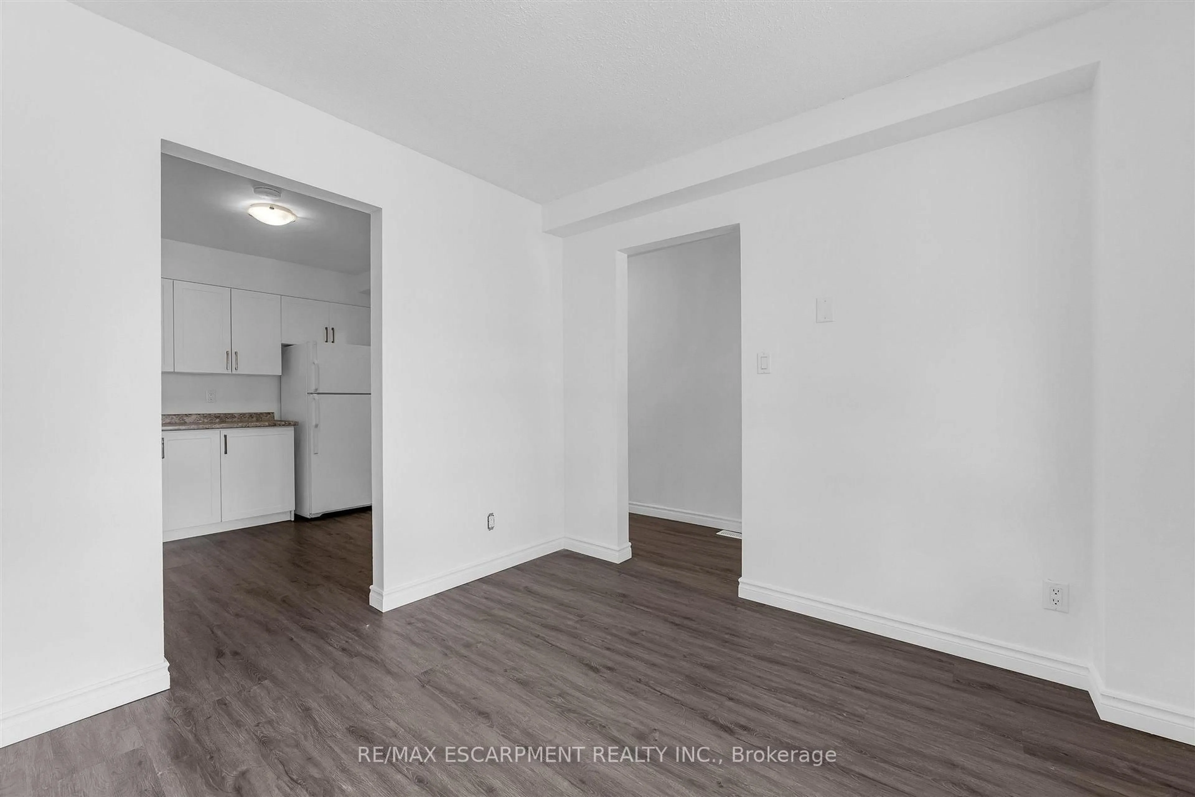 A pic of a room for 100 Brownleigh Ave #284, Welland Ontario L3B 5V8