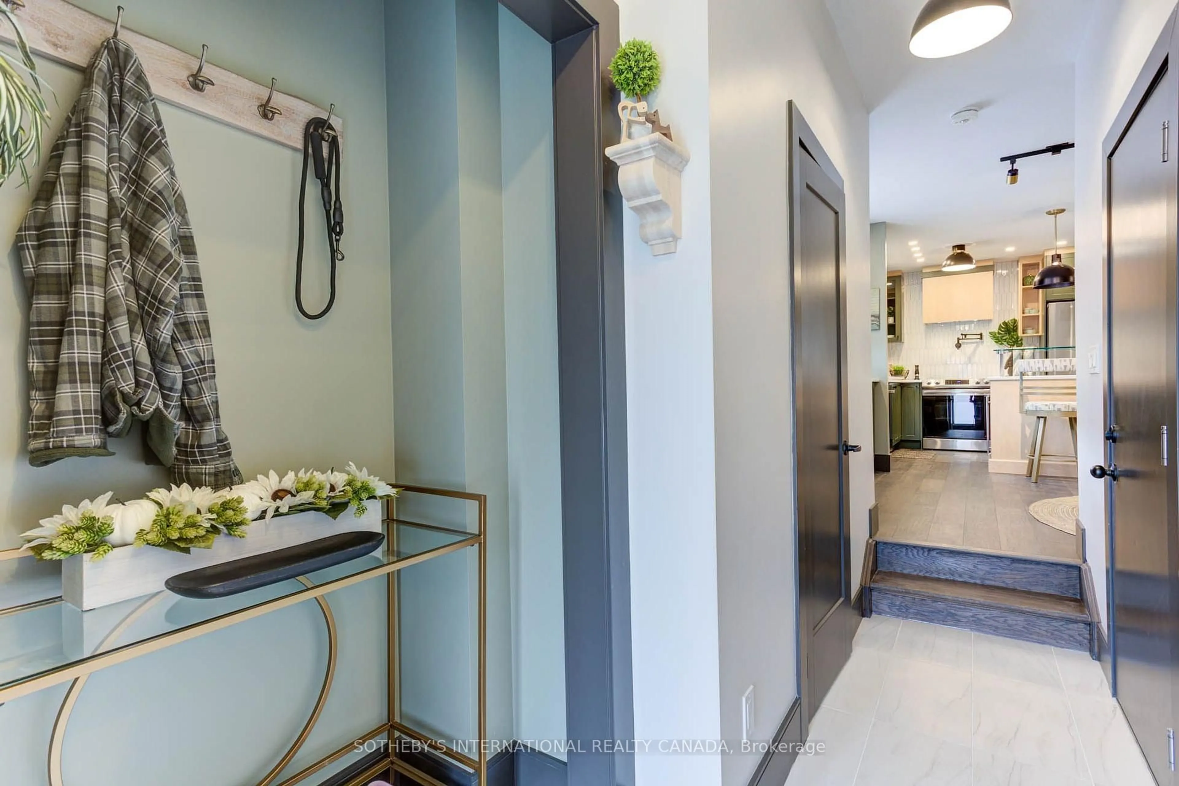 Indoor foyer for 72 Bur Oak Common #79Q, Cambridge Ontario N1S 0G3