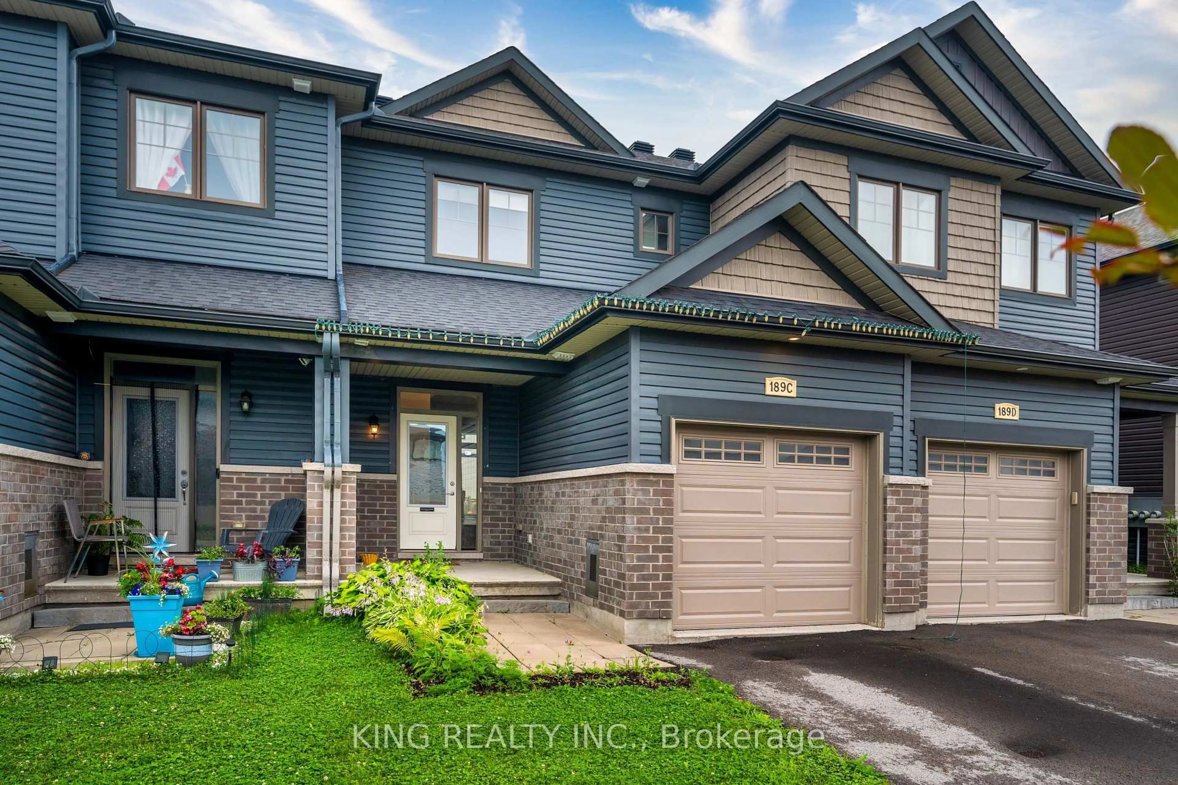 Home with vinyl exterior material, street for 189C Shinny Ave, Ottawa Ontario K2S 1S3