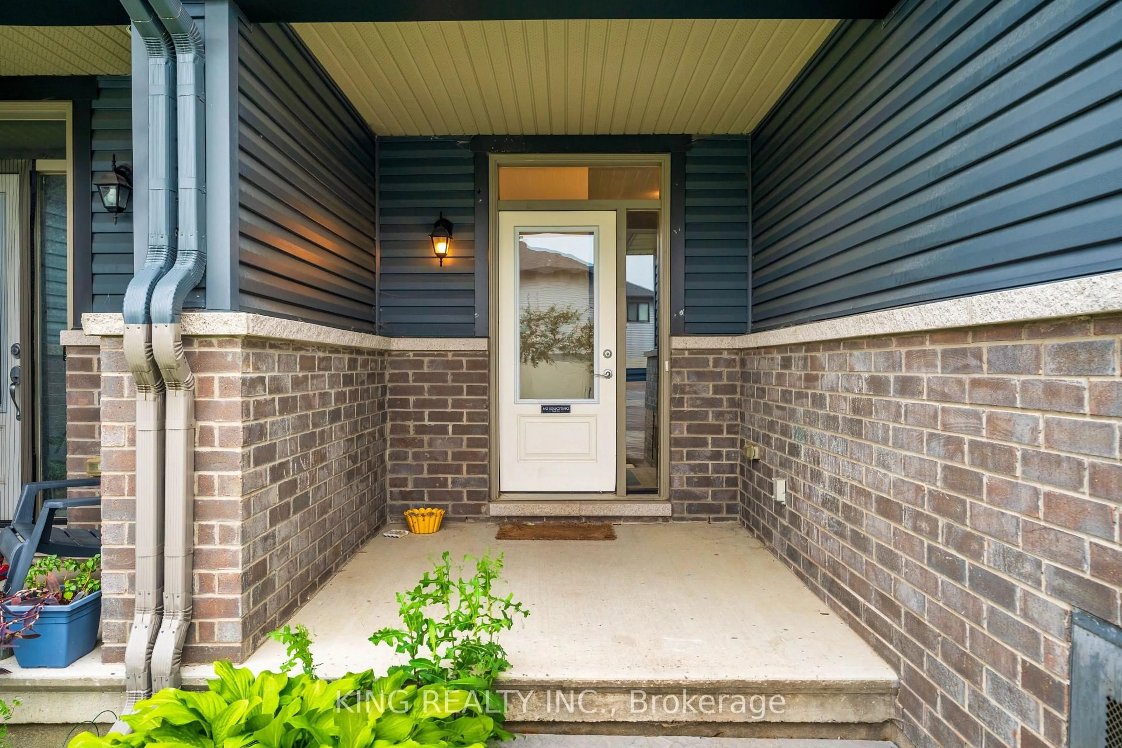 Unknown for 189C Shinny Ave, Ottawa Ontario K2S 1S3