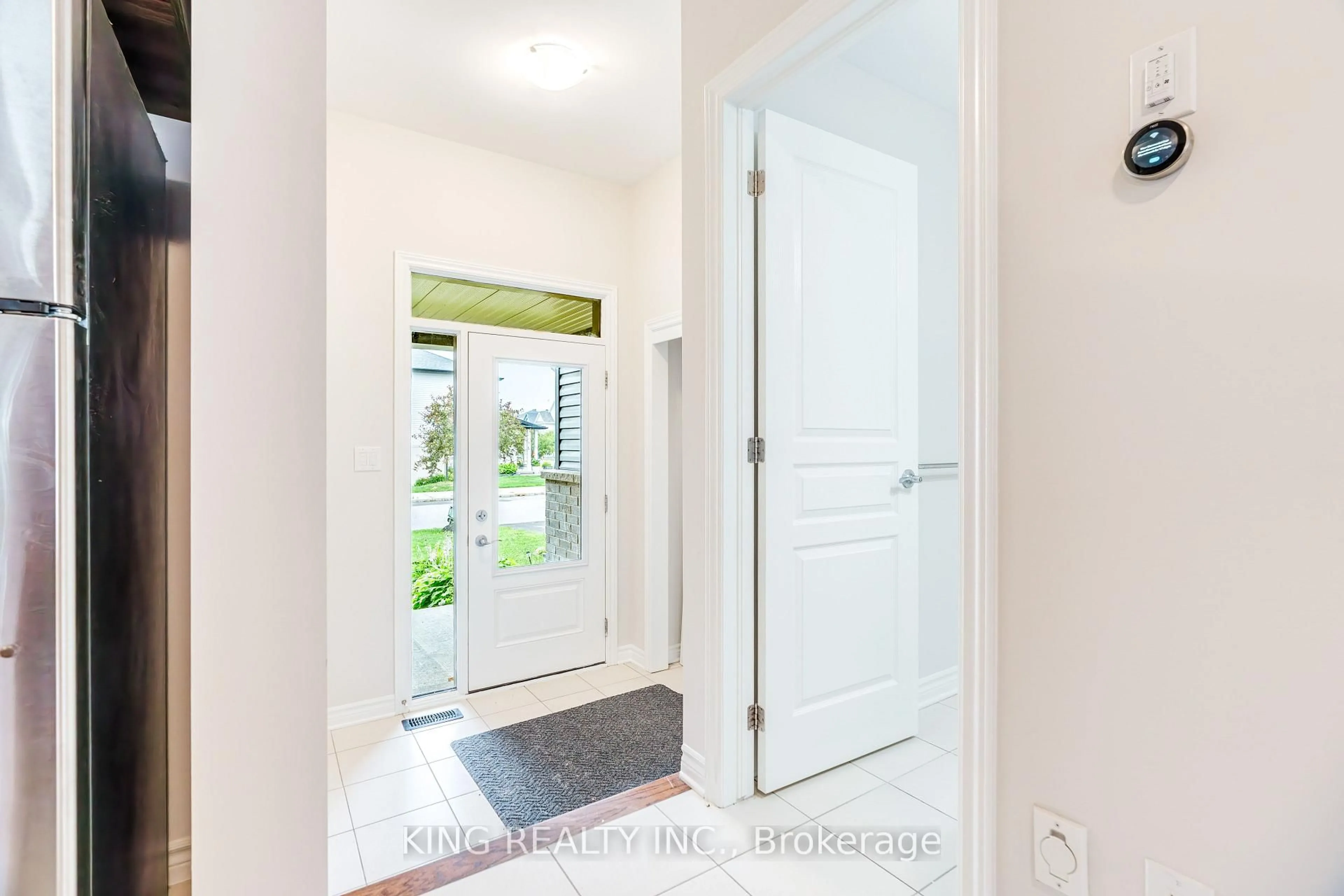 Indoor entryway for 189C Shinny Ave, Ottawa Ontario K2S 1S3