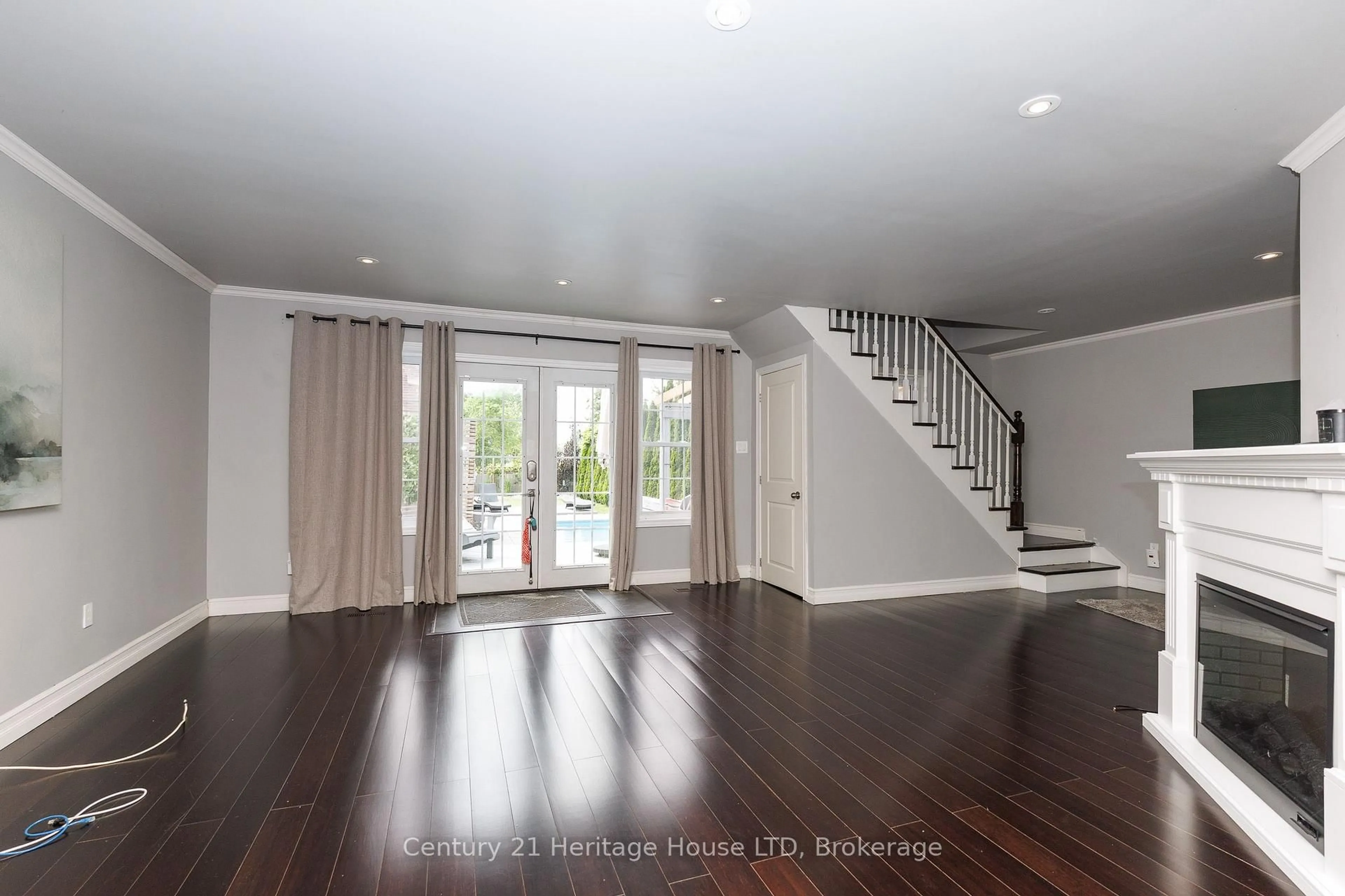 Indoor entryway for 6021 Montrose Rd, Niagara Falls Ontario L2H 1L4