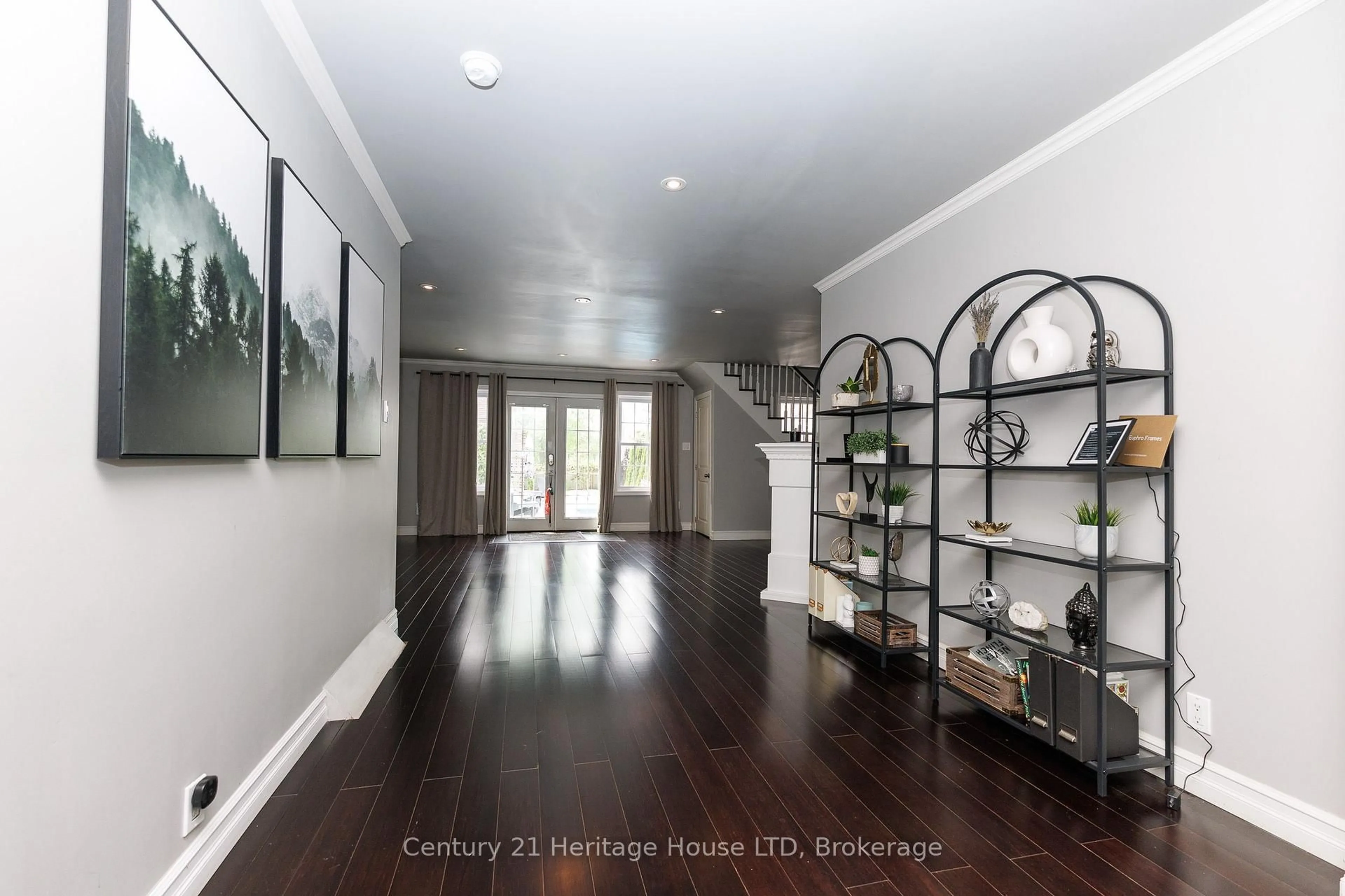 Indoor entryway for 6021 Montrose Rd, Niagara Falls Ontario L2H 1L4