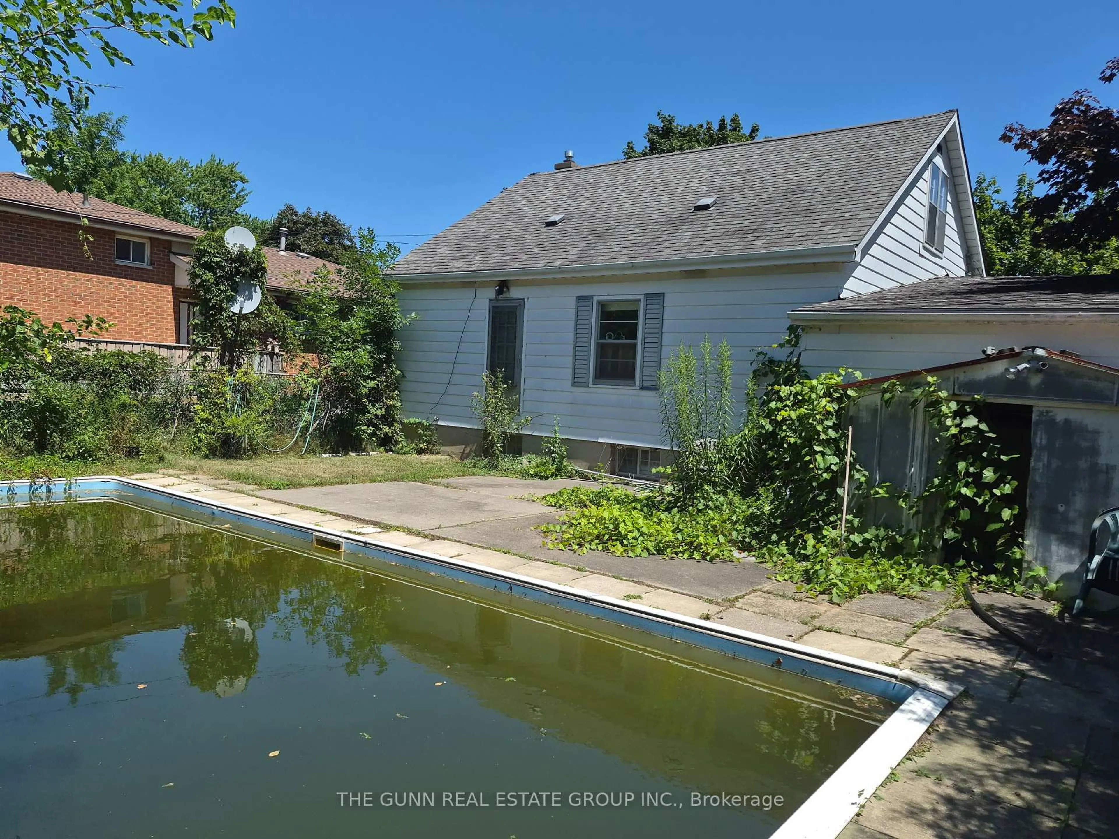 A pic from outside/outdoor area/front of a property/back of a property/a pic from drone, water/lake/river/ocean view for 931 Willow Dr, London South Ontario N6E 1P2
