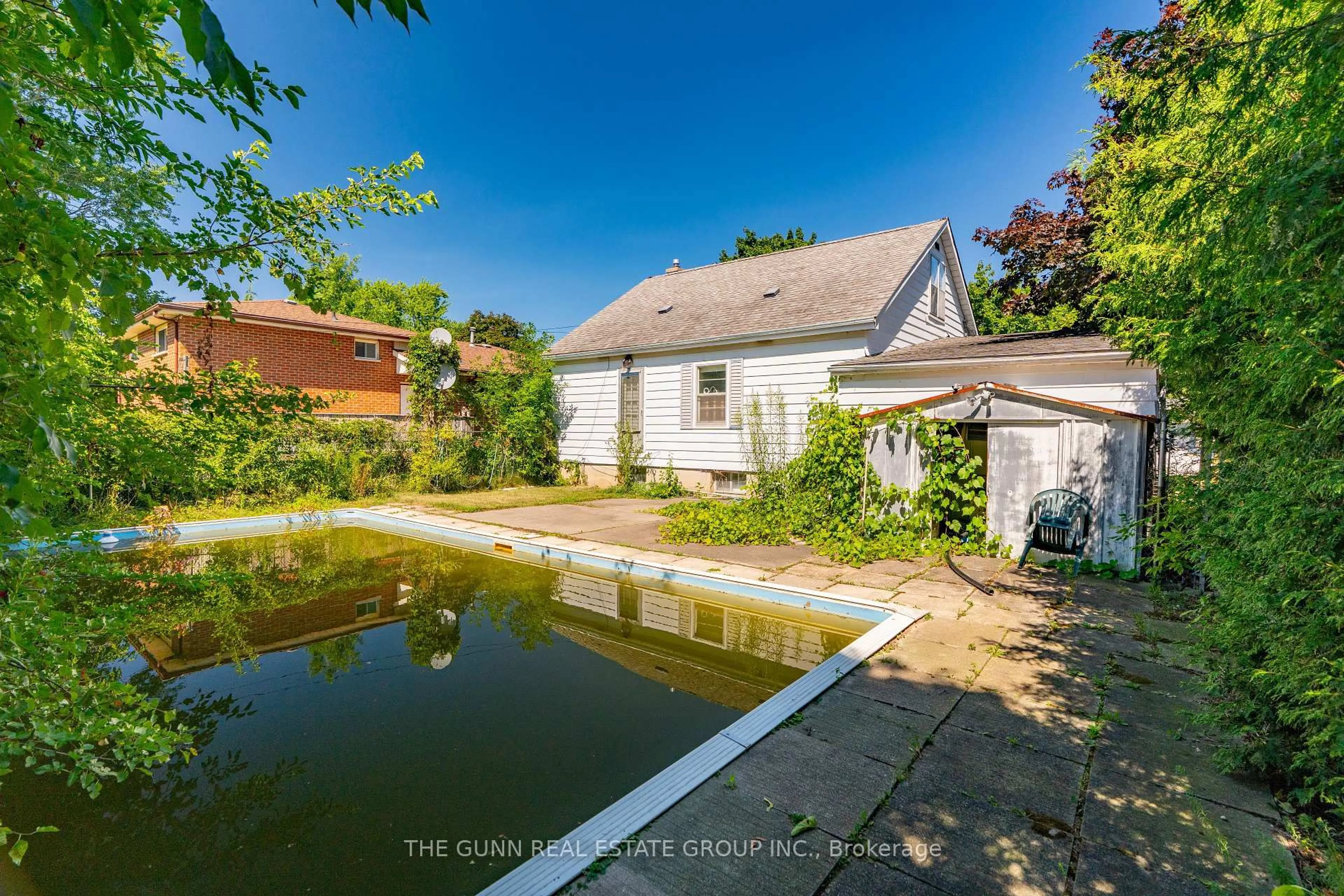 A pic from outside/outdoor area/front of a property/back of a property/a pic from drone, water/lake/river/ocean view for 931 Willow Dr, London South Ontario N6E 1P2