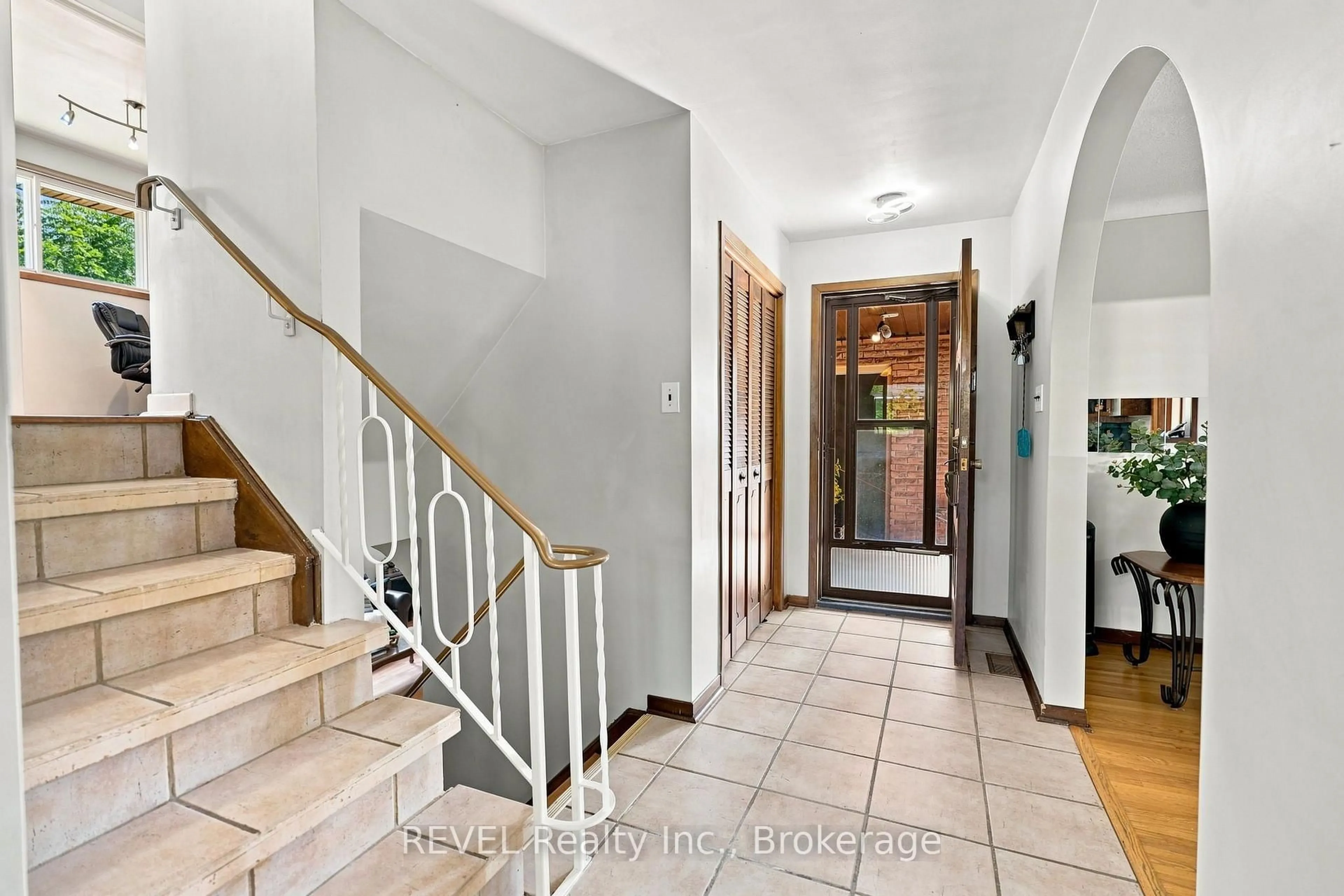Indoor foyer for 96 Wellbrook Blvd, Welland Ontario L3C 5T4