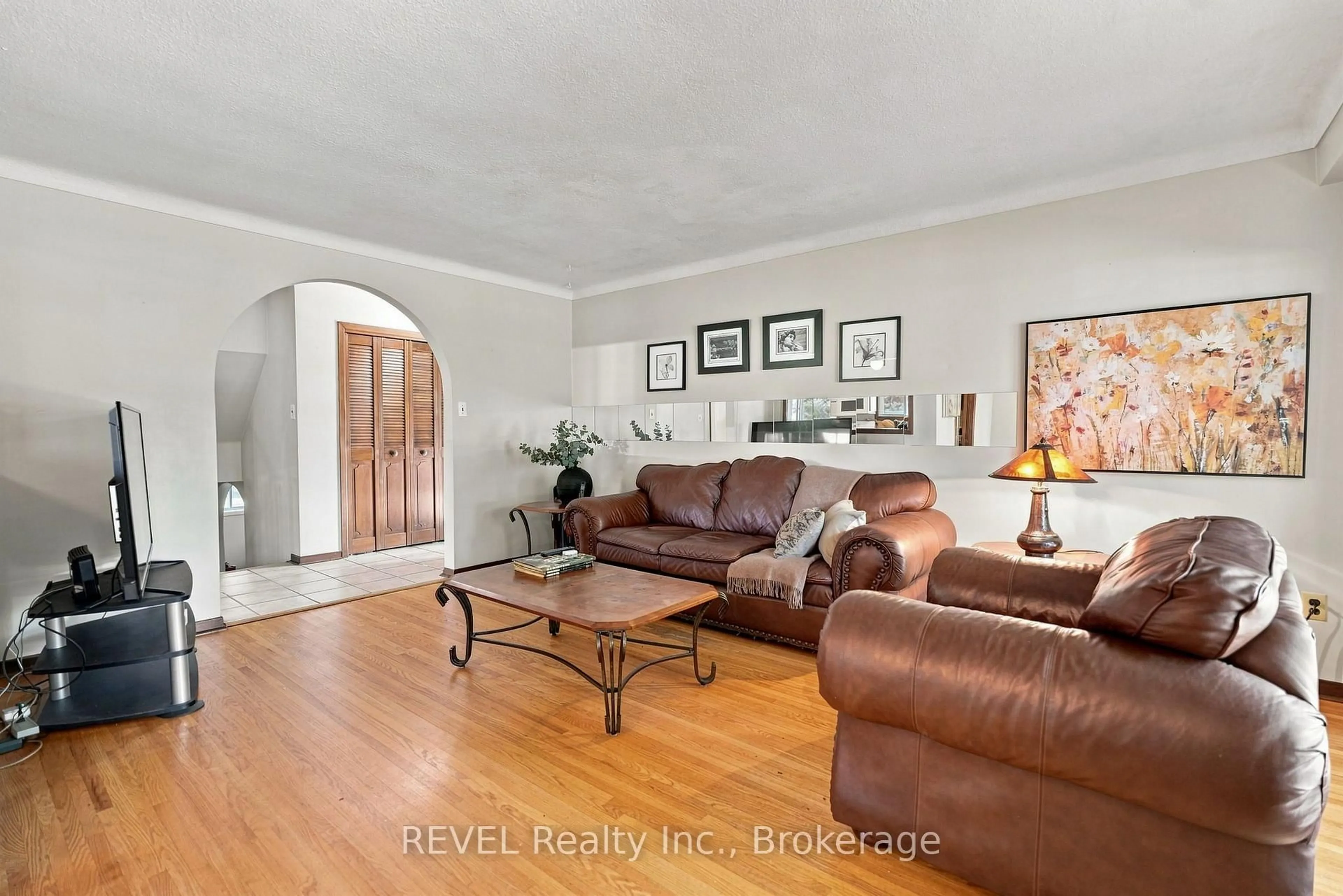 Living room with furniture, unknown for 96 Wellbrook Blvd, Welland Ontario L3C 5T4