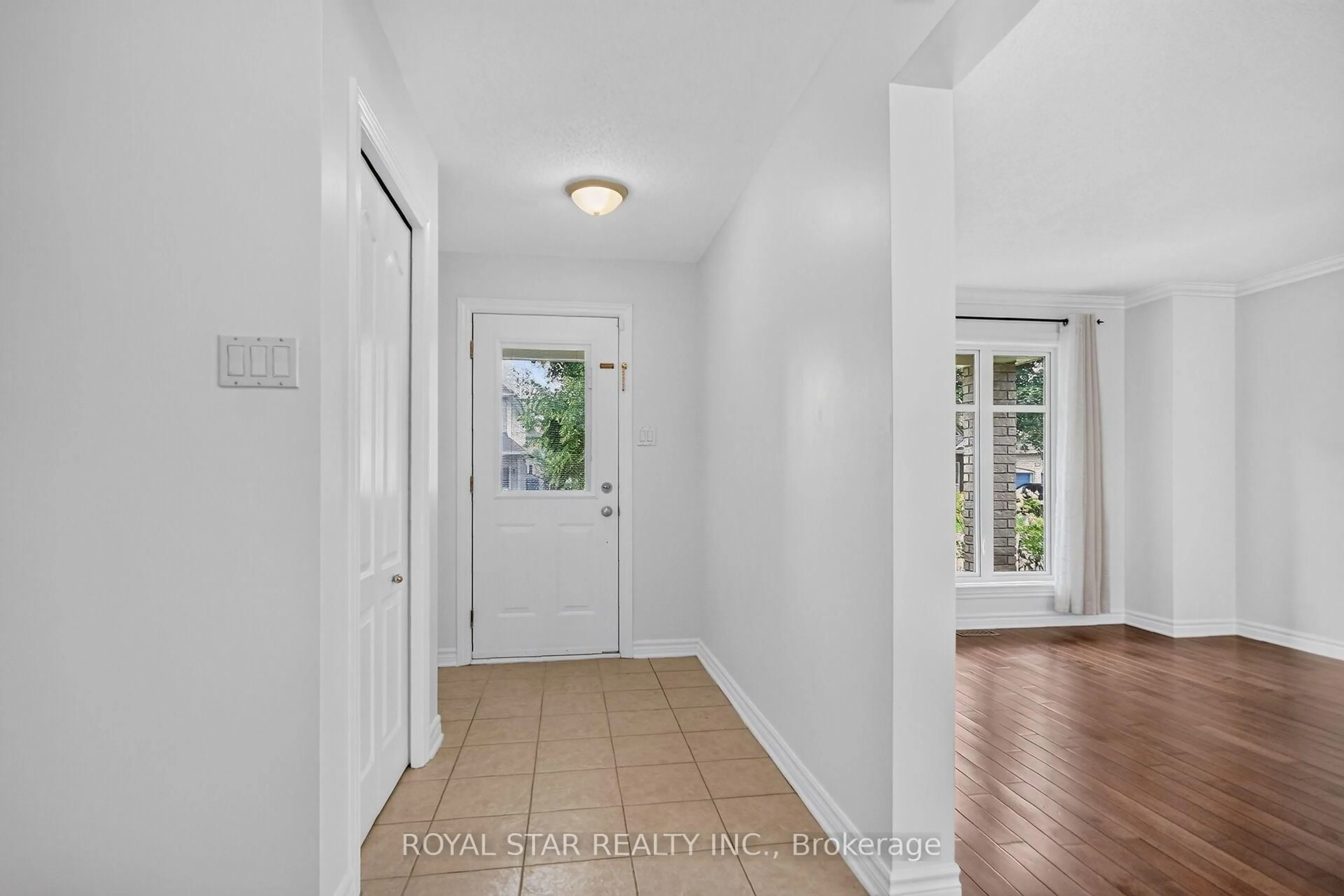 Indoor entryway for 818 Long Point Circ, Ottawa Ontario K1T 4H6