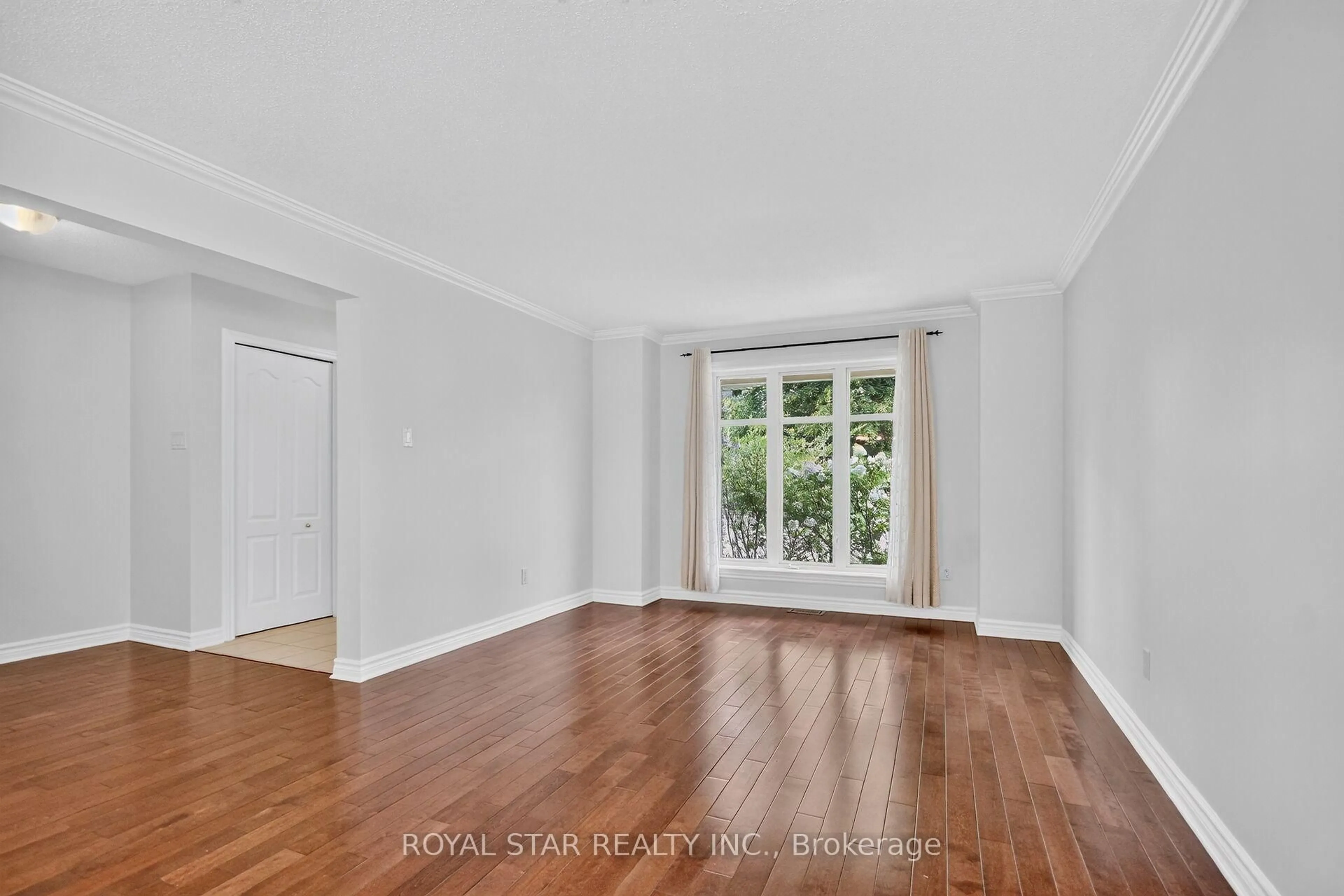 A pic of a room for 818 Long Point Circ, Ottawa Ontario K1T 4H6