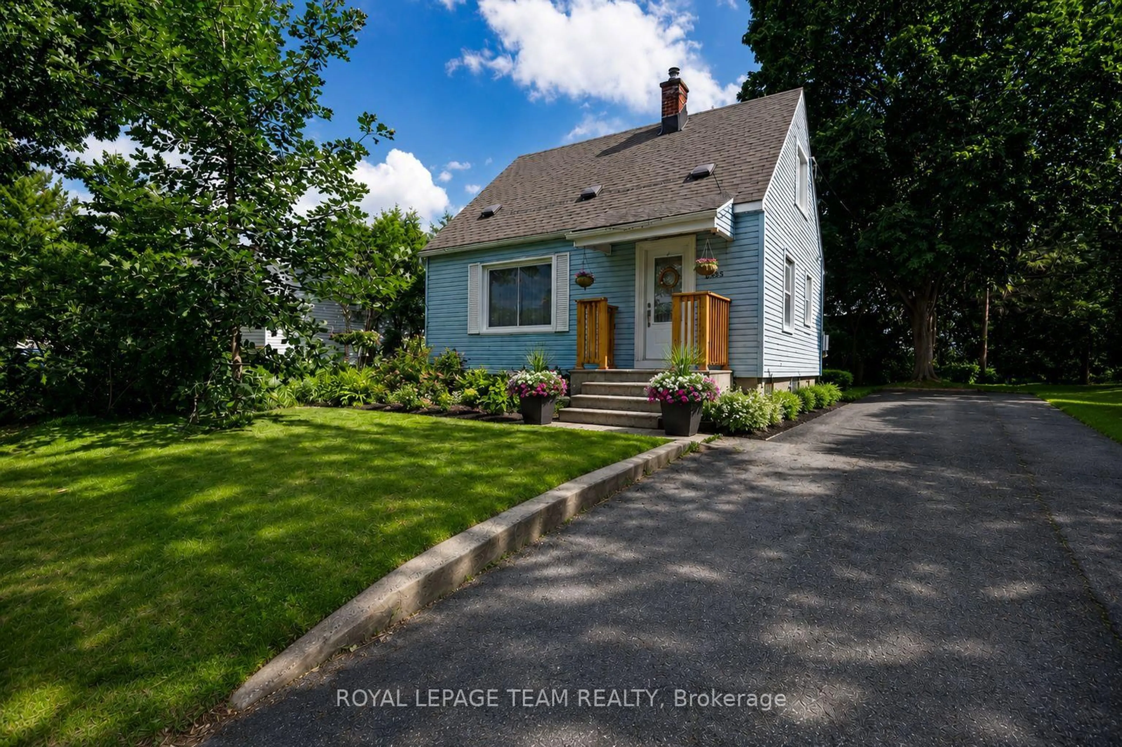A pic from outside/outdoor area/front of a property/back of a property/a pic from drone, street for 283 Anna Ave, Ottawa Ontario K1Z 7V5