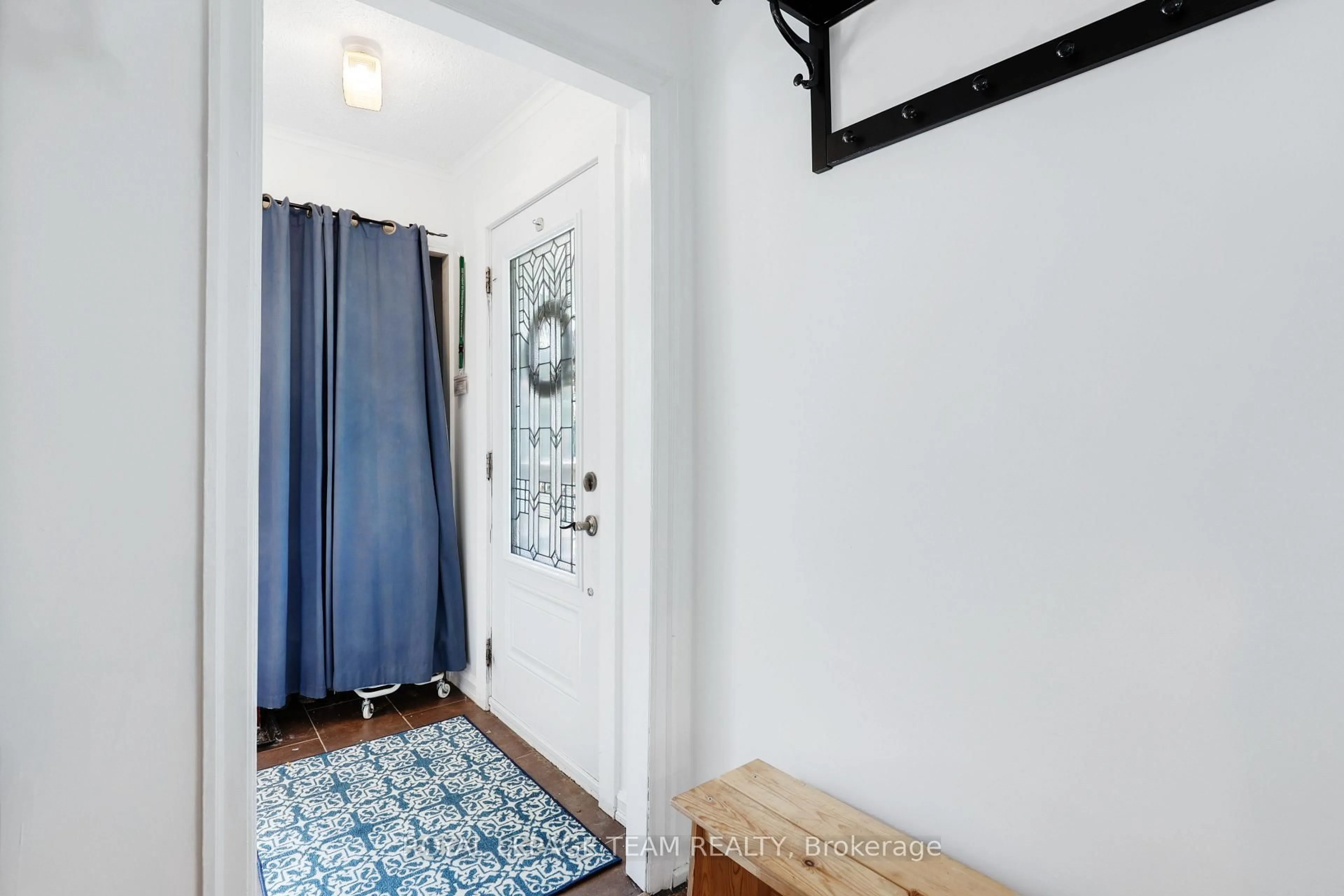Indoor entryway for 283 Anna Ave, Ottawa Ontario K1Z 7V5