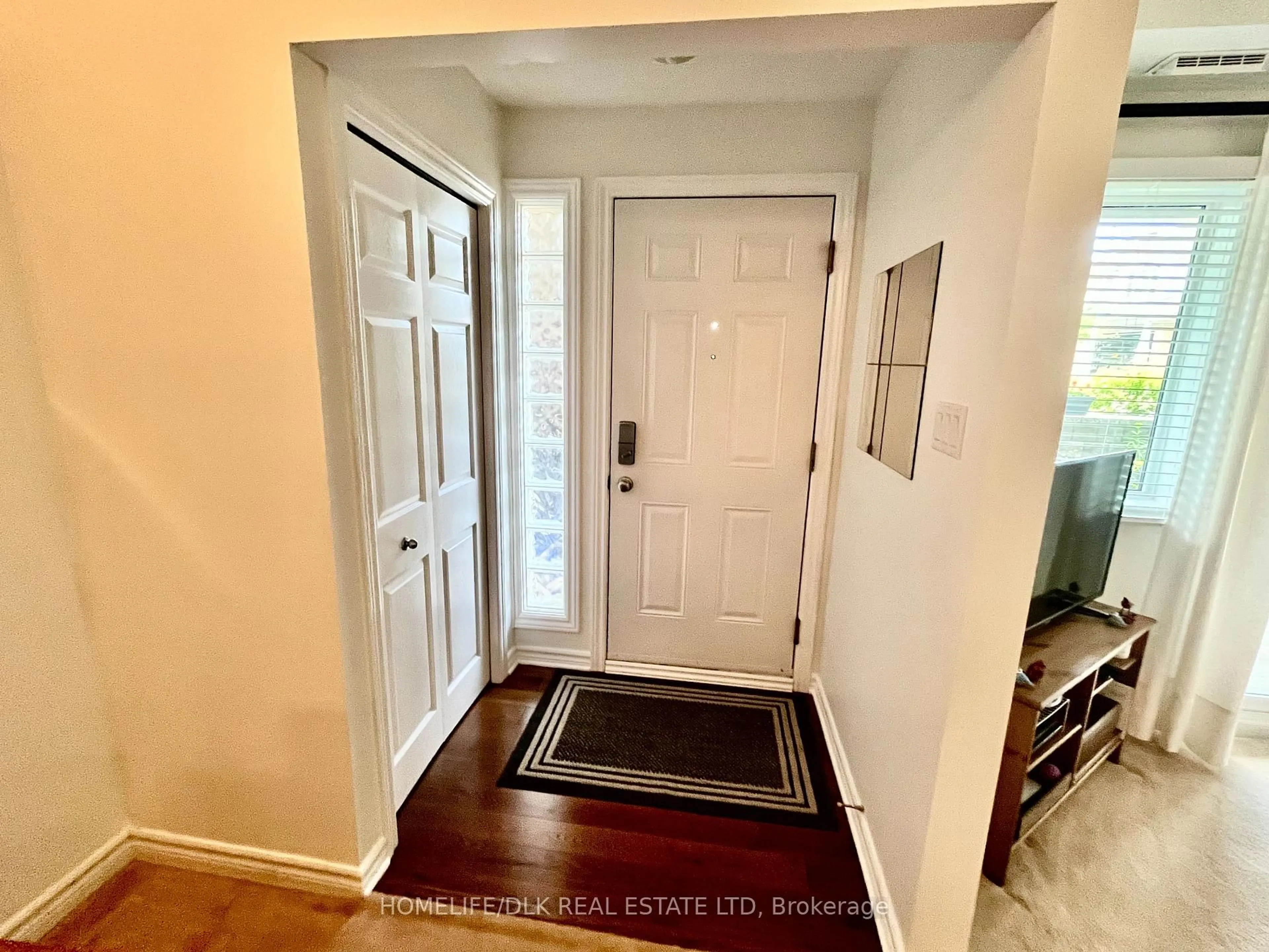 Indoor entryway for 137 D Oldfield St, Ottawa Ontario K2G 7C7