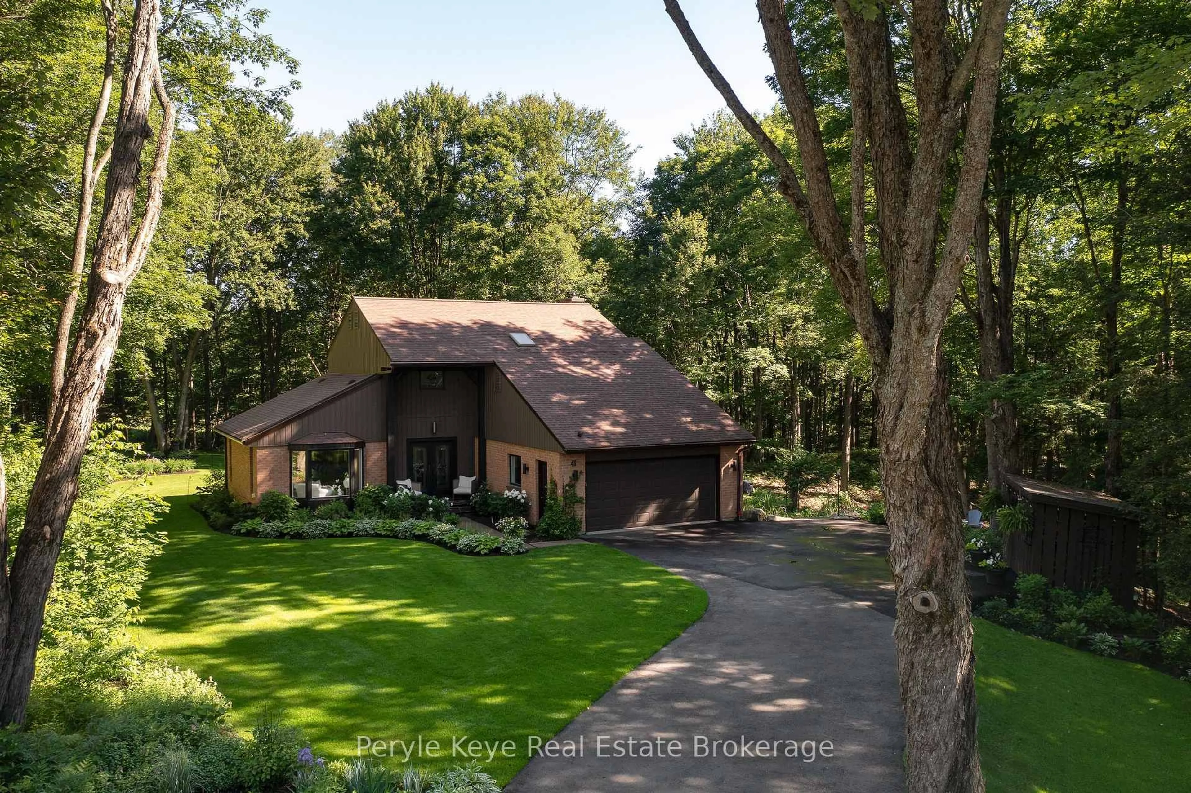 A pic from outside/outdoor area/front of a property/back of a property/a pic from drone, forest/trees view for 41 South Muskoka Dr, Bracebridge Ontario P1L 1M4