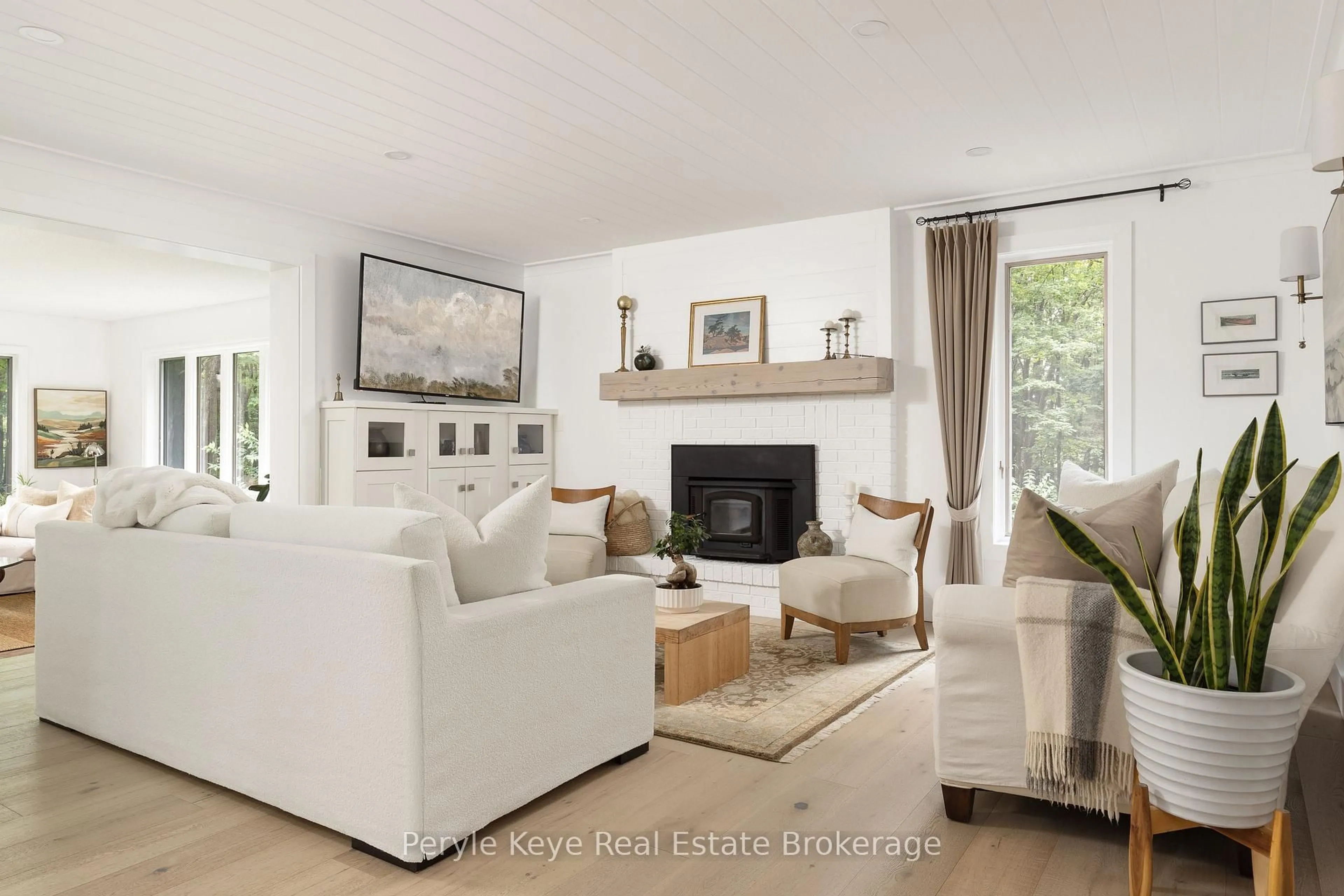 Living room with furniture, unknown for 41 South Muskoka Dr, Bracebridge Ontario P1L 1M4