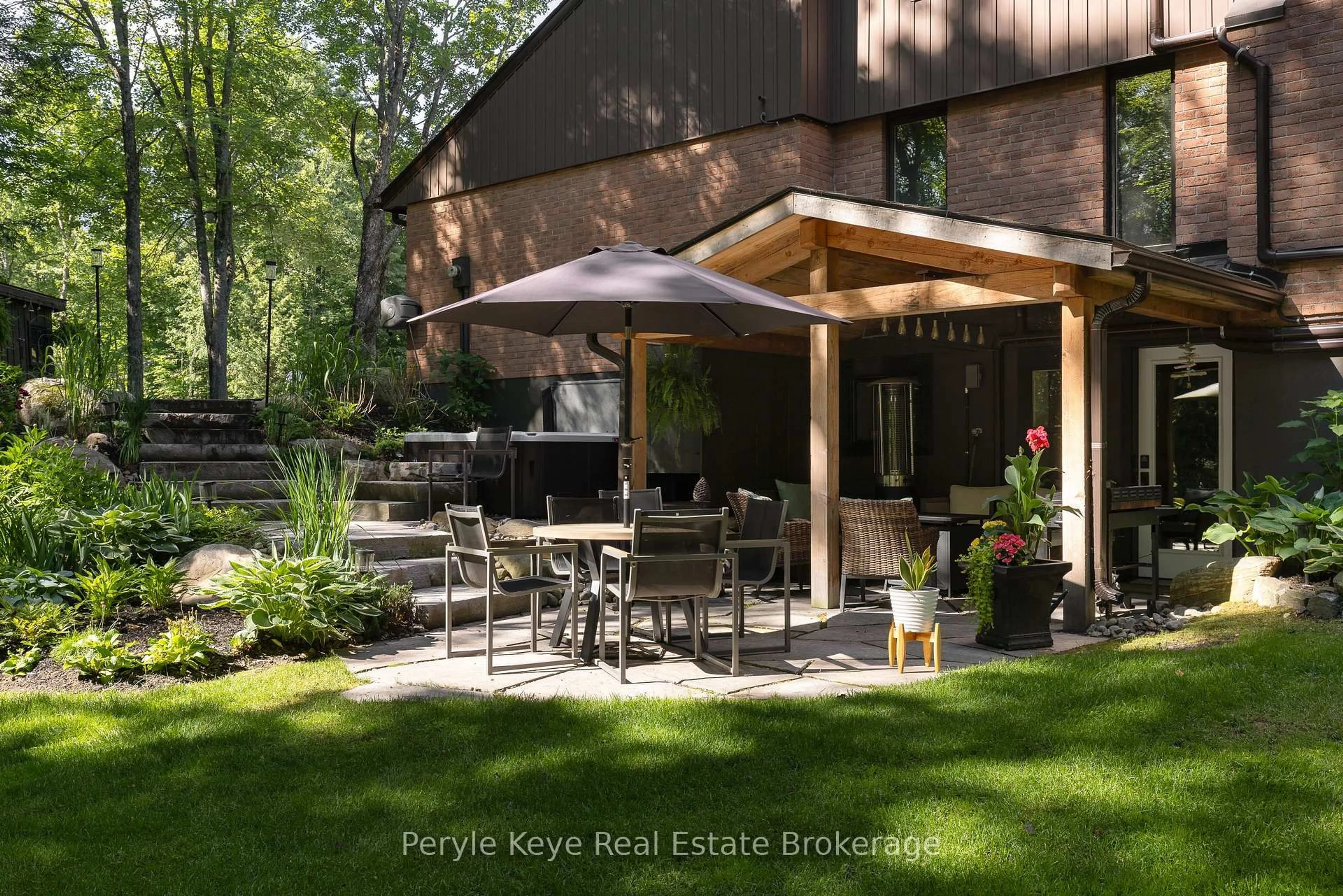 Patio, street for 41 South Muskoka Dr, Bracebridge Ontario P1L 1M4