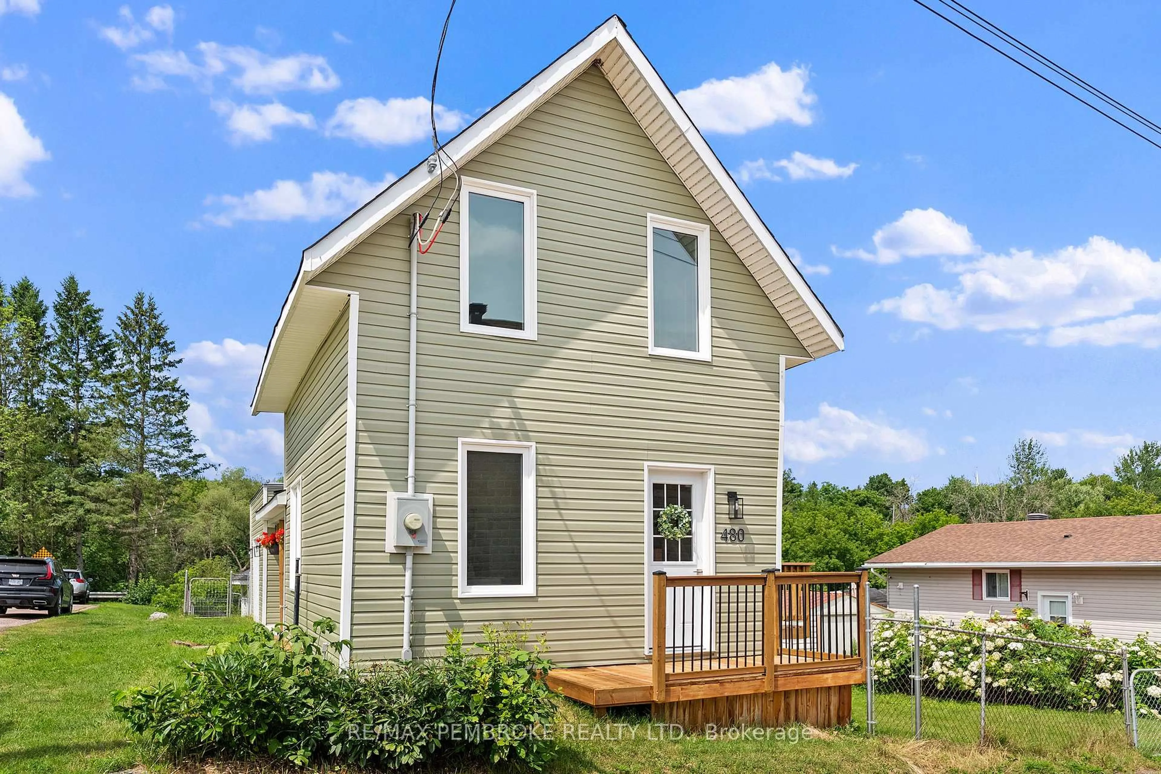Home with vinyl exterior material, unknown for 480 Blank St, Pembroke Ontario K8A 4H1
